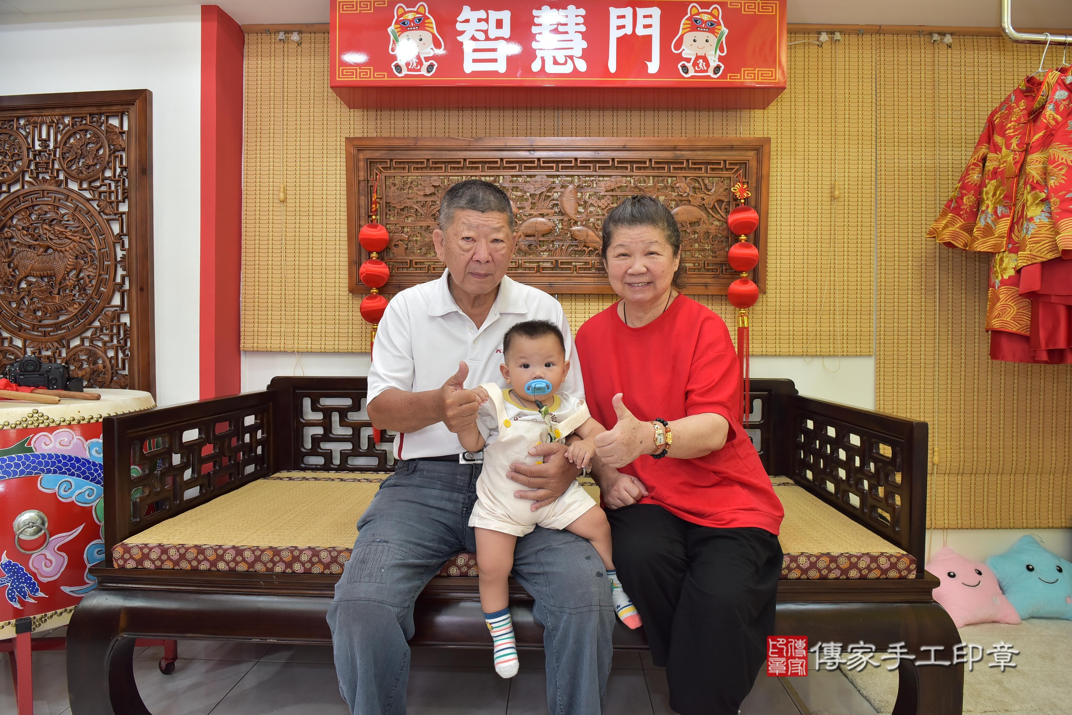 傳家手工印章台南店、抓周、度脺、中國風會場、傳家嬰兒古禮、吉祥話、抓周道具物品24種、拍照。抓周證書。寶寶抓周、滿周歲、生日快樂、祝福