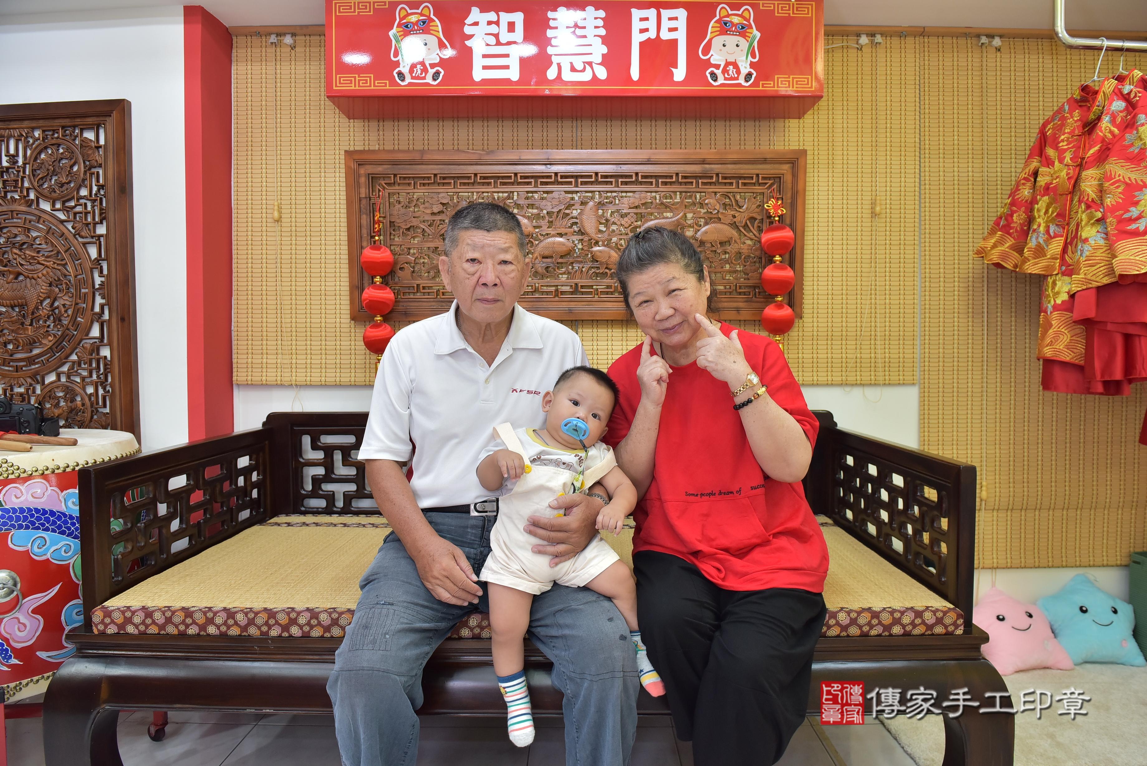 傳家手工印章台南店、抓周、度脺、中國風會場、傳家嬰兒古禮、吉祥話、抓周道具物品24種、拍照。抓周證書。寶寶抓周、滿周歲、生日快樂、祝福