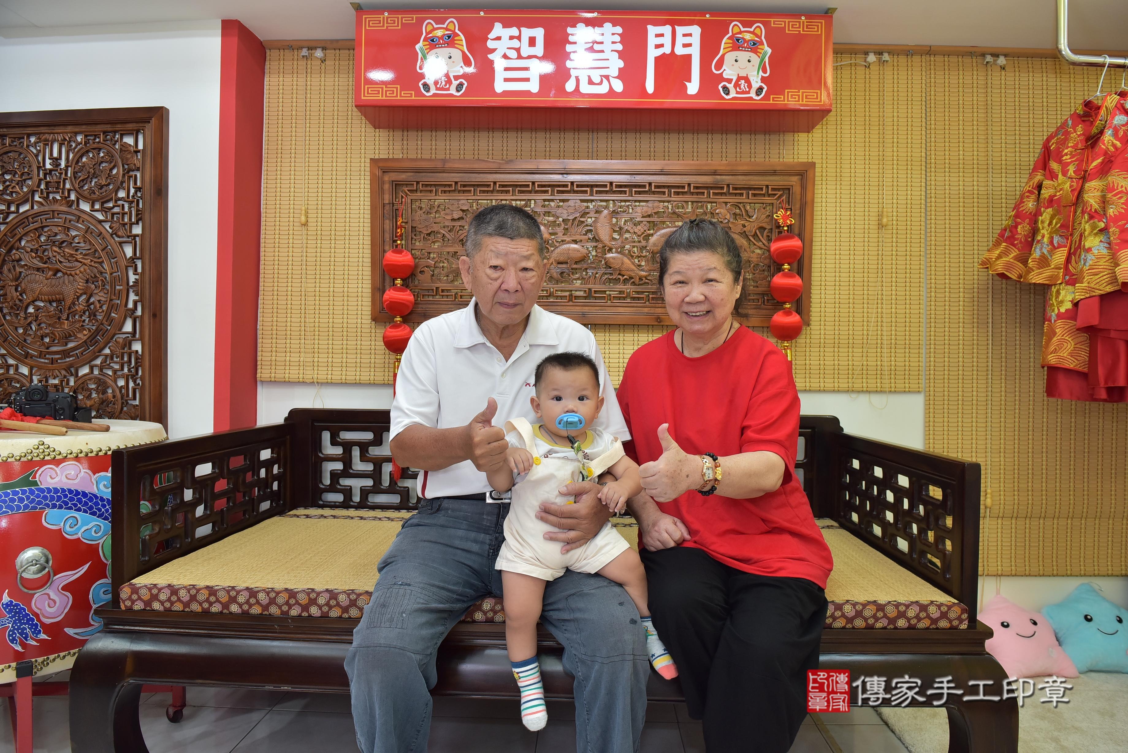 傳家手工印章台南店、抓周、度脺、中國風會場、傳家嬰兒古禮、吉祥話、抓周道具物品24種、拍照。抓周證書。寶寶抓周、滿周歲、生日快樂、祝福