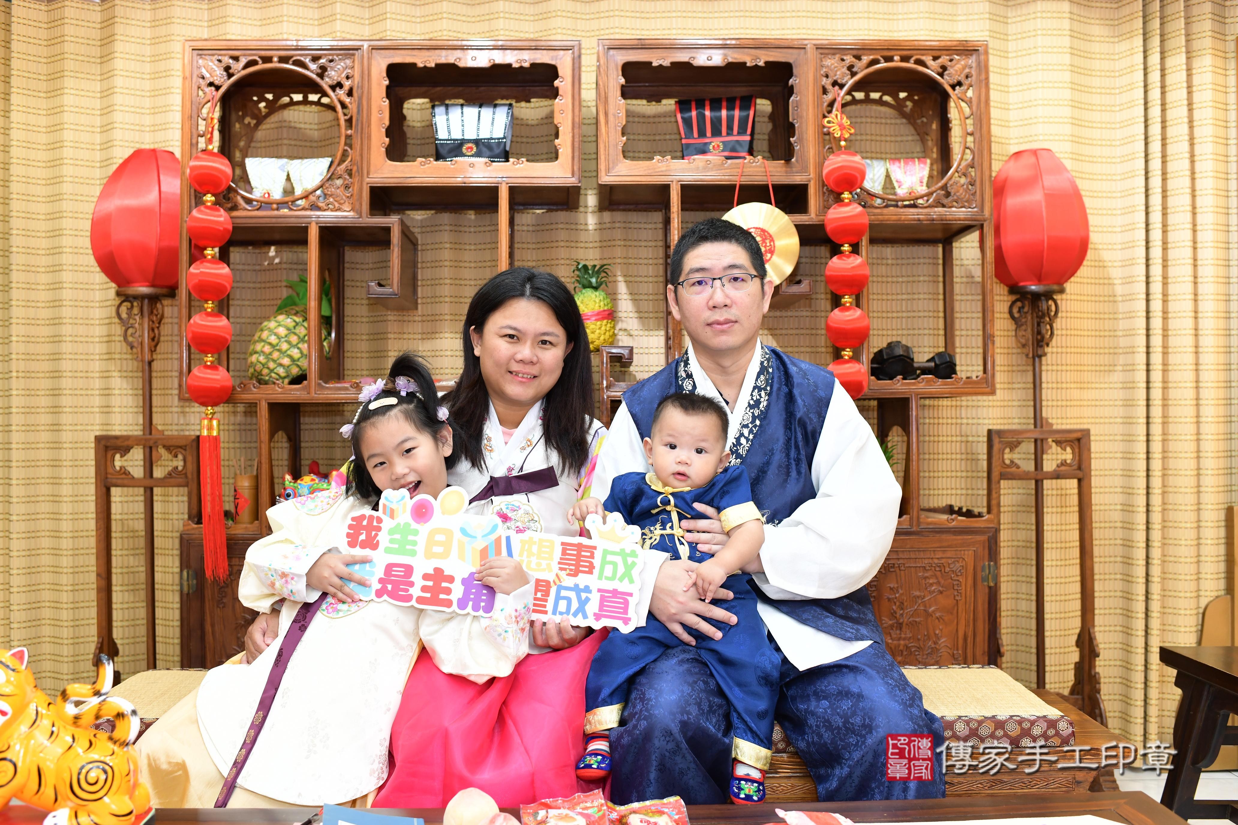 傳家手工印章台南店、抓周、度脺、中國風會場、傳家嬰兒古禮、吉祥話、抓周道具物品24種、拍照。抓周證書。寶寶抓周、滿周歲、生日快樂、祝福