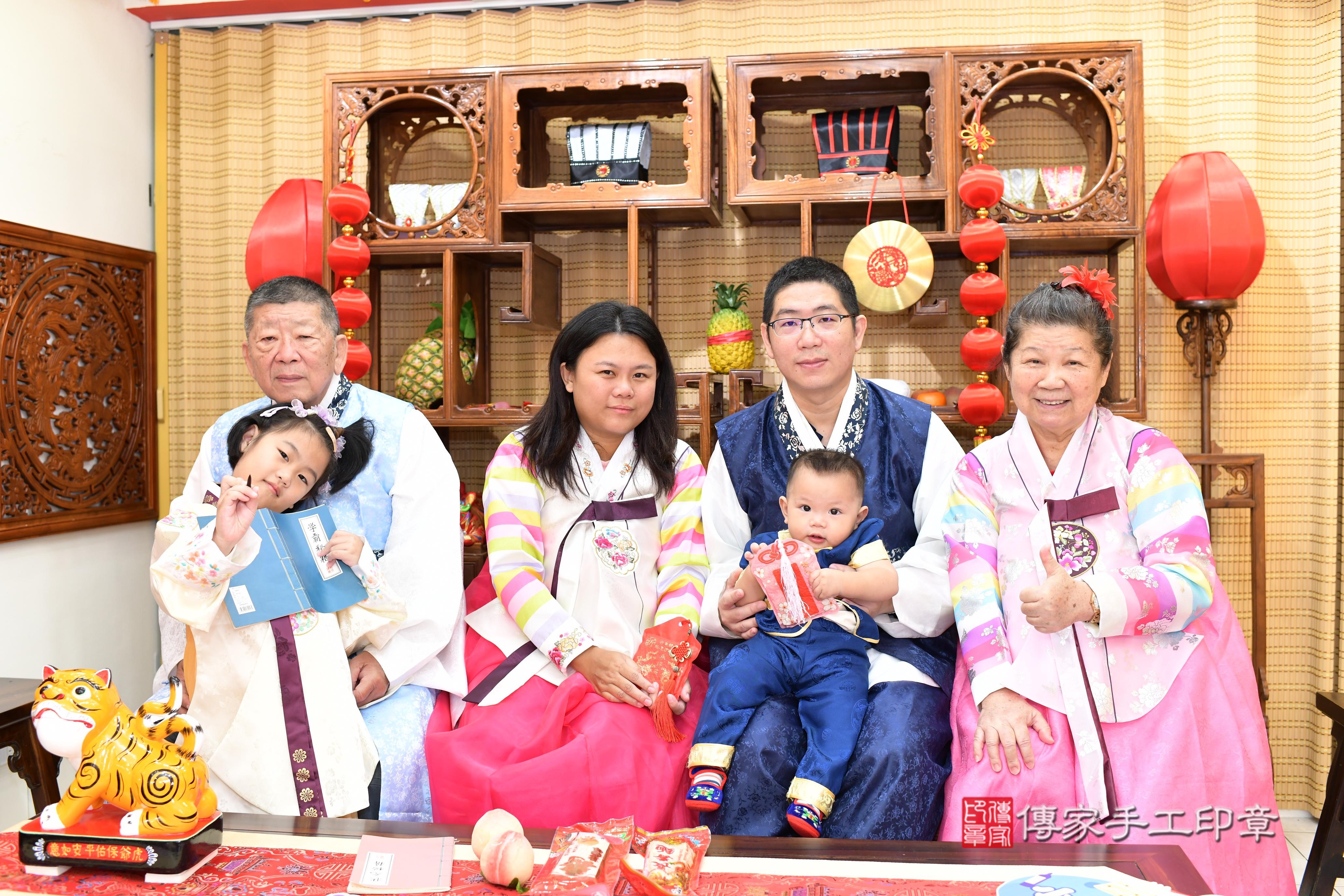 傳家手工印章台南店、抓周、度脺、中國風會場、傳家嬰兒古禮、吉祥話、抓周道具物品24種、拍照。抓周證書。寶寶抓周、滿周歲、生日快樂、祝福