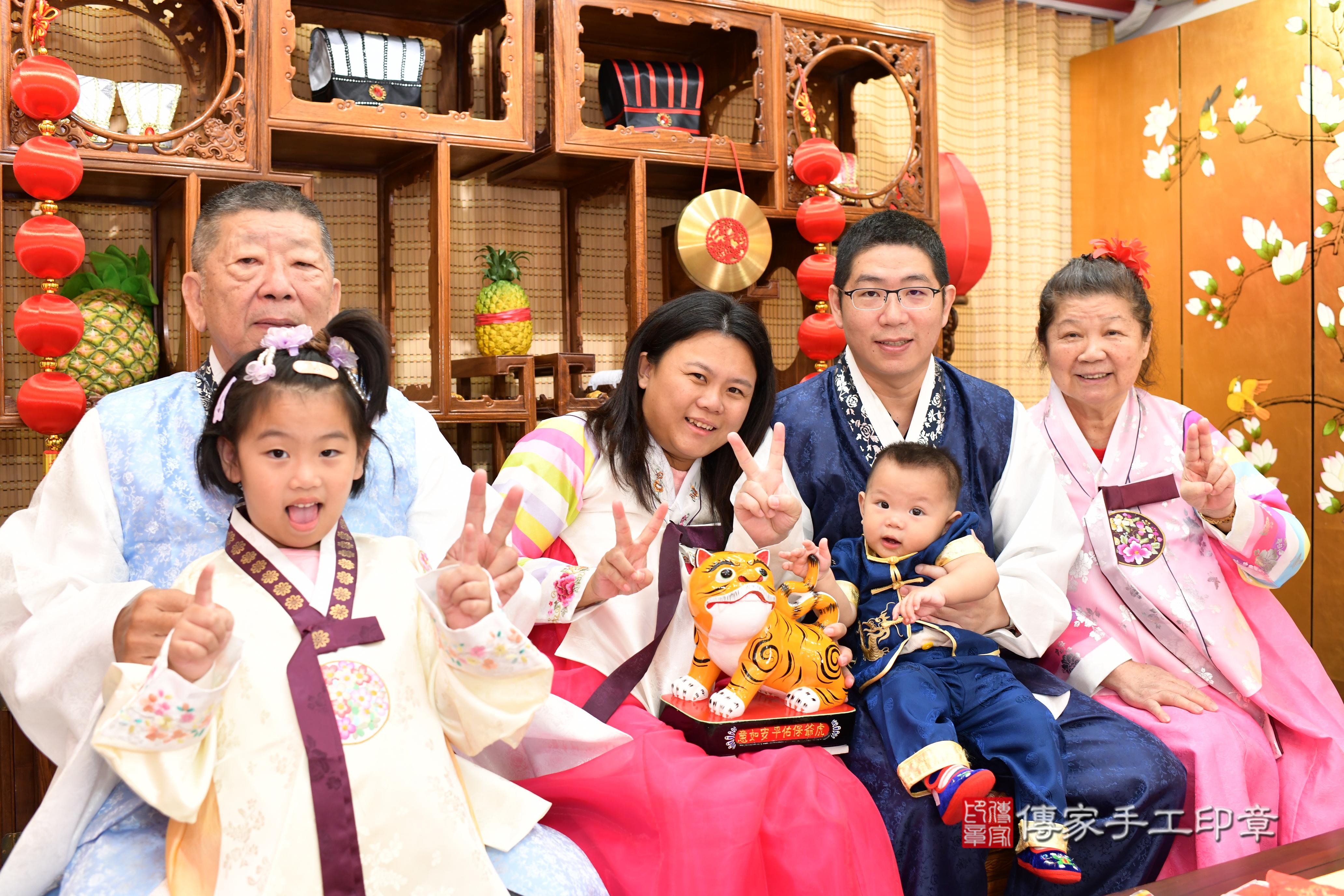 傳家手工印章台南店、抓周、度脺、中國風會場、傳家嬰兒古禮、吉祥話、抓周道具物品24種、拍照。抓周證書。寶寶抓周、滿周歲、生日快樂、祝福