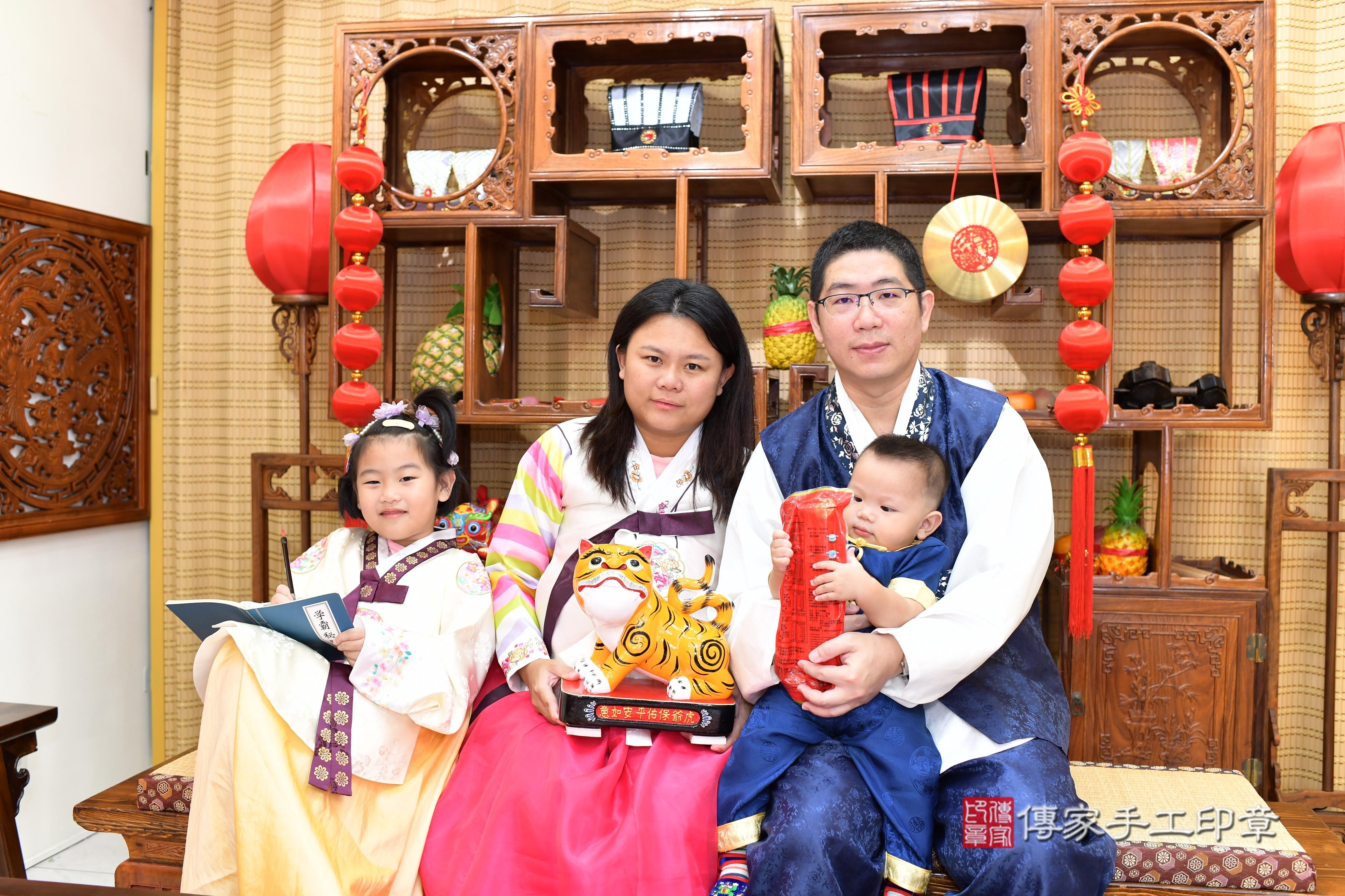 傳家手工印章台南店、抓周、度脺、中國風會場、傳家嬰兒古禮、吉祥話、抓周道具物品24種、拍照。抓周證書。寶寶抓周、滿周歲、生日快樂、祝福