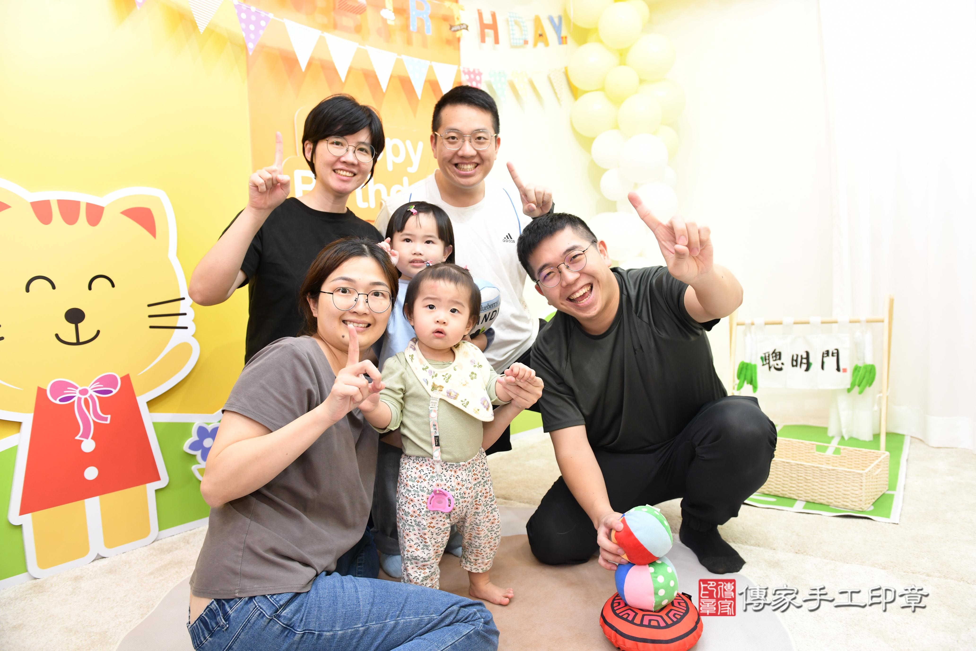 傳家手工印章台南店、抓周、度脺、美式風會場、傳家嬰兒古禮、吉祥話、抓周道具物品24種、拍照。抓周證書。寶寶抓周、滿周歲、生日快樂、祝福