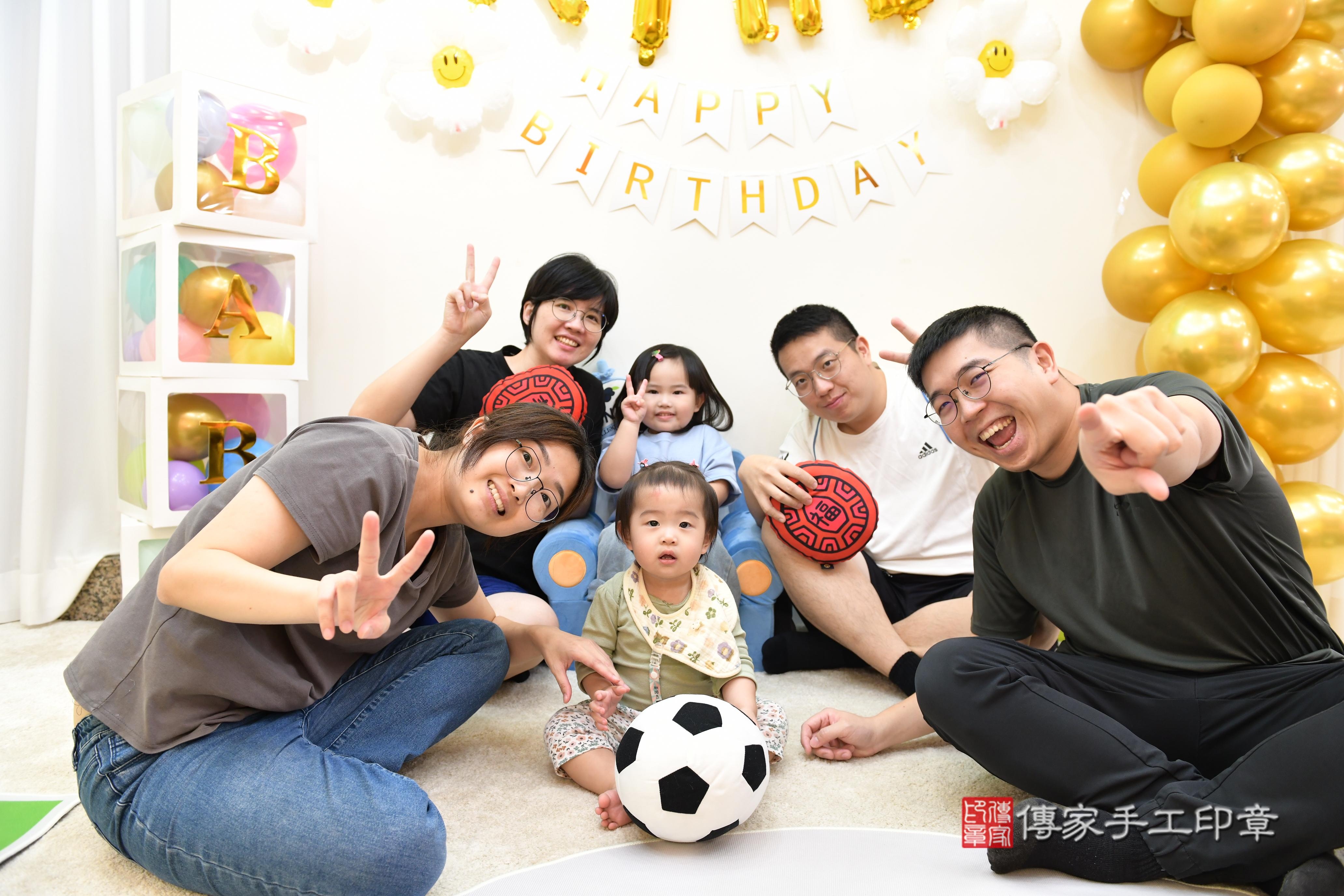 傳家手工印章台南店、抓周、度脺、美式風會場、傳家嬰兒古禮、吉祥話、抓周道具物品24種、拍照。抓周證書。寶寶抓周、滿周歲、生日快樂、祝福