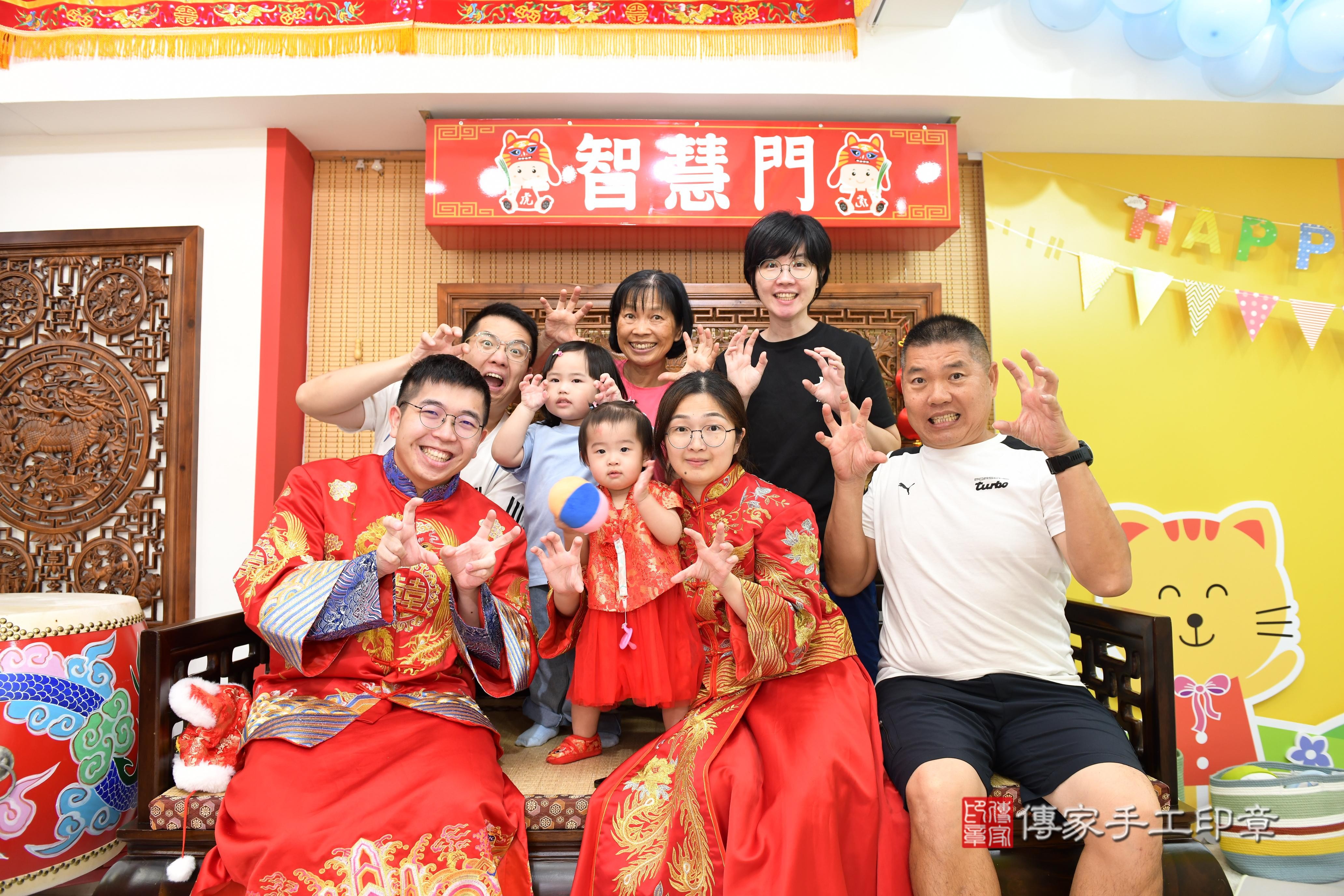 傳家手工印章台南店、抓周、度脺、美式風會場、傳家嬰兒古禮、吉祥話、抓周道具物品24種、拍照。抓周證書。寶寶抓周、滿周歲、生日快樂、祝福