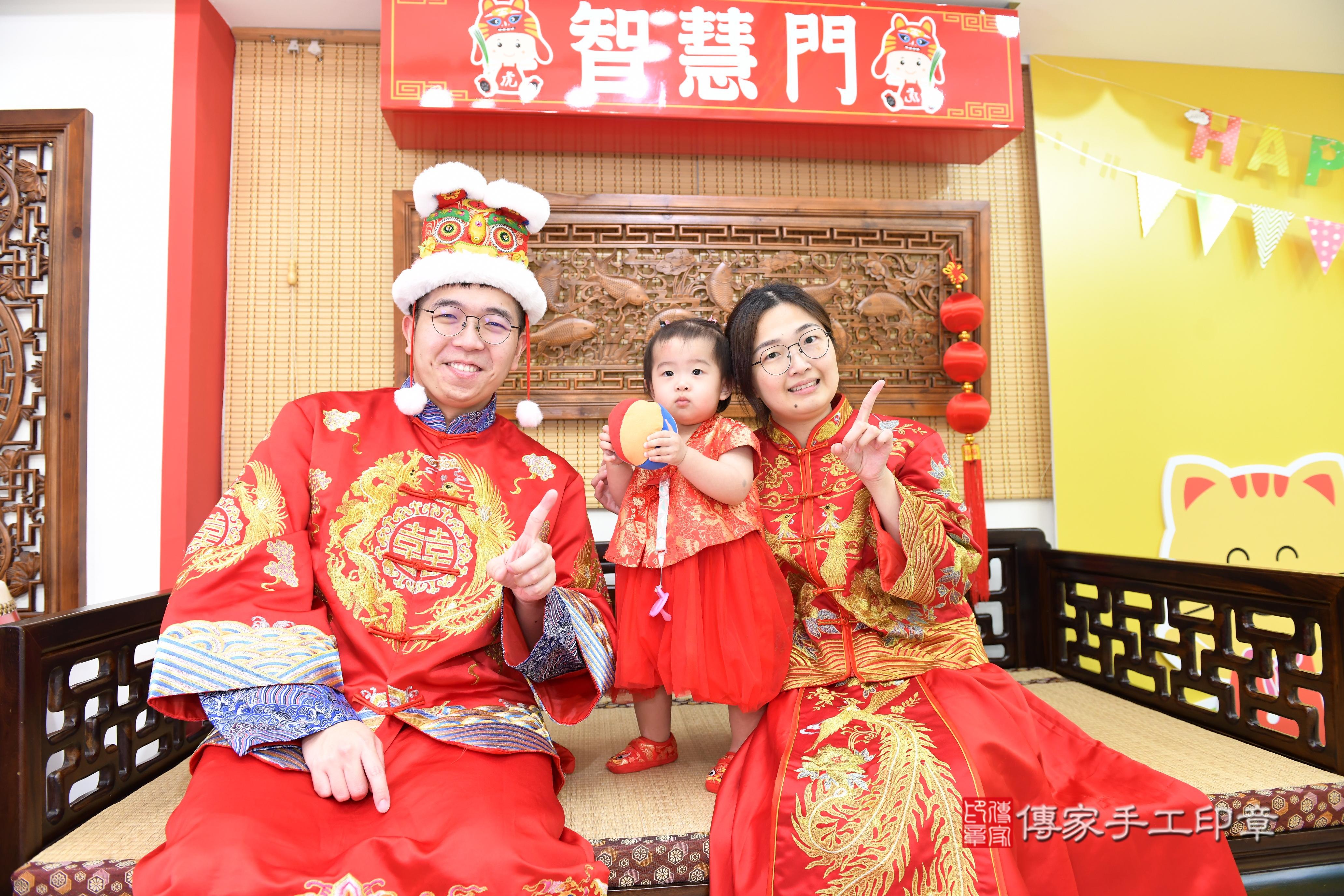 傳家手工印章台南店、抓周、度脺、美式風會場、傳家嬰兒古禮、吉祥話、抓周道具物品24種、拍照。抓周證書。寶寶抓周、滿周歲、生日快樂、祝福