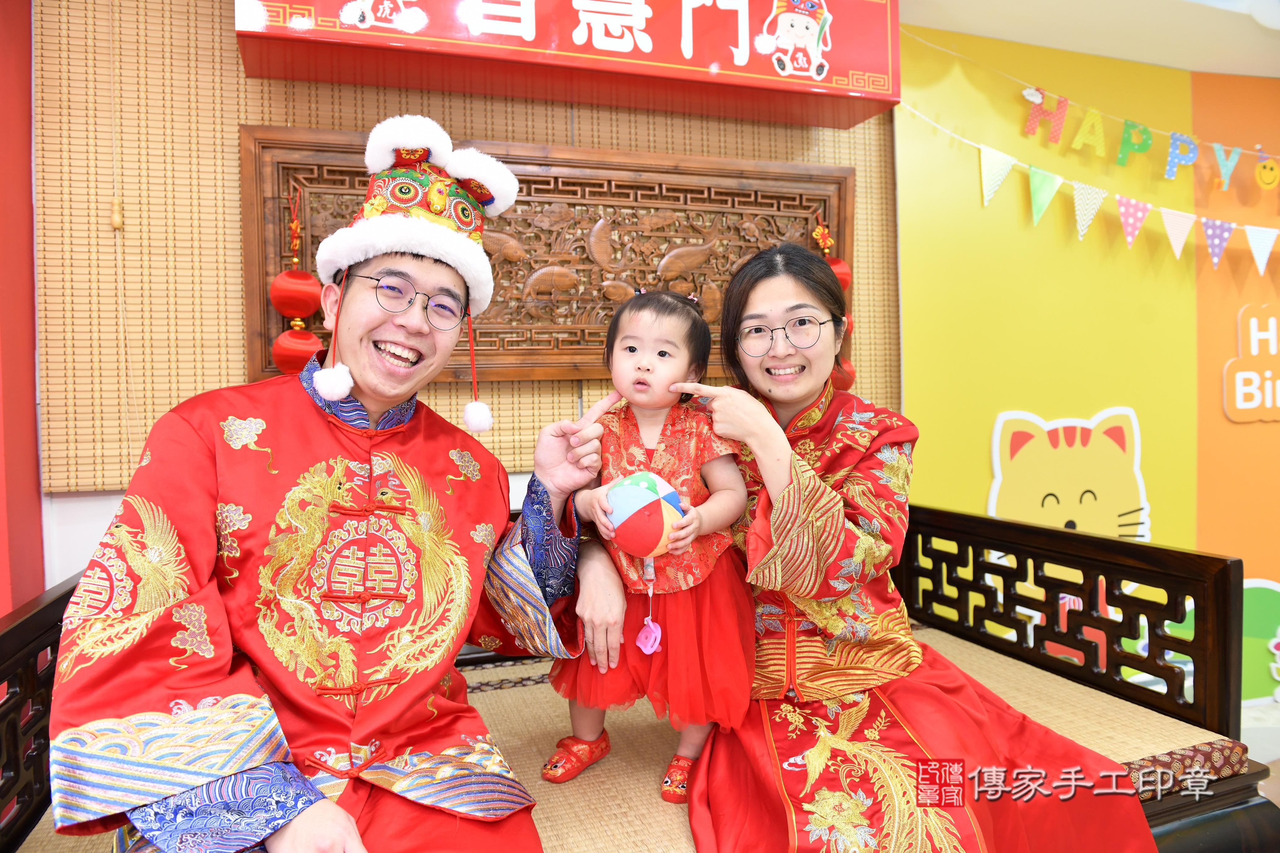 傳家手工印章台南店、抓周、度脺、美式風會場、傳家嬰兒古禮、吉祥話、抓周道具物品24種、拍照。抓周證書。寶寶抓周、滿周歲、生日快樂、祝福