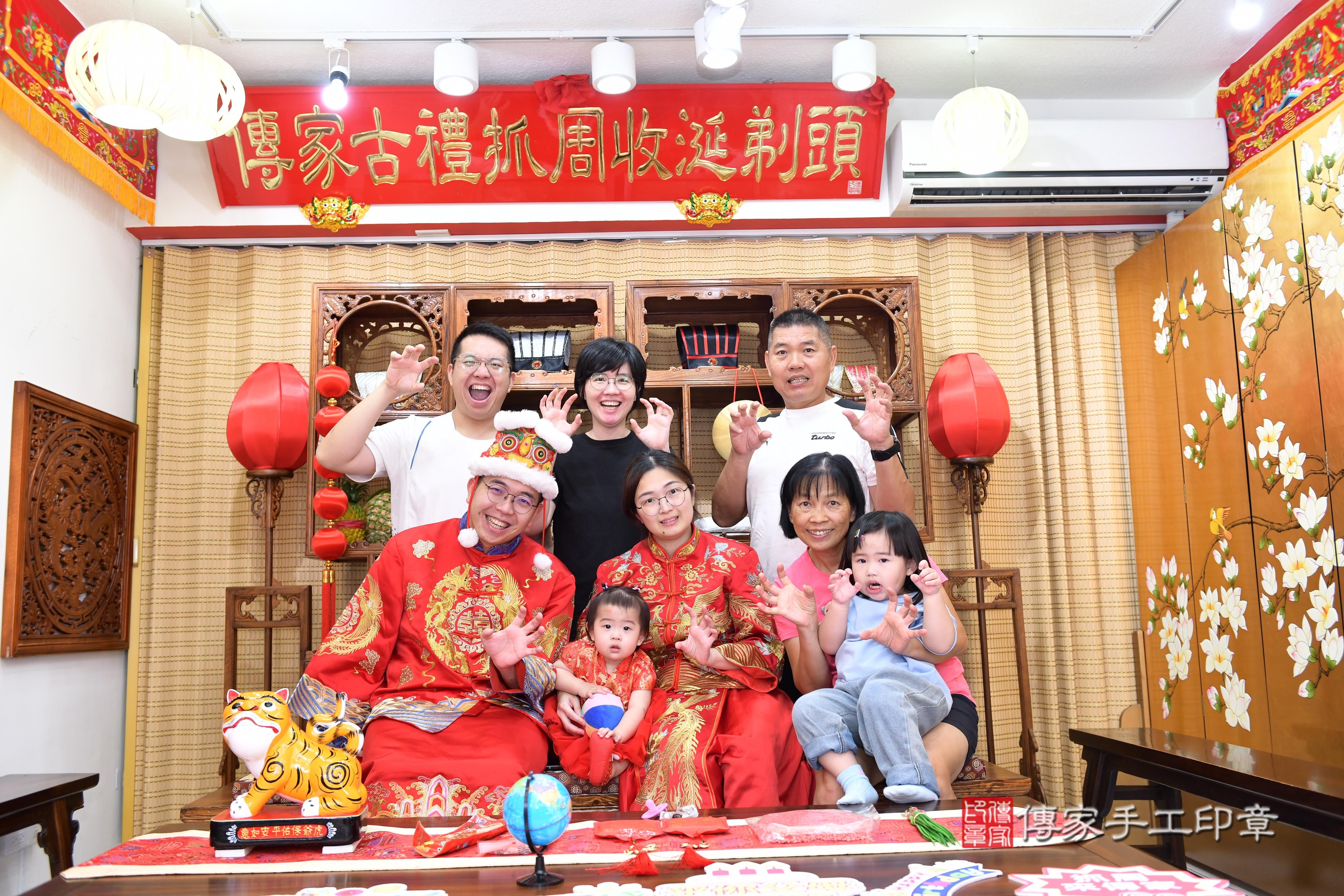 傳家手工印章台南店、抓周、度脺、美式風會場、傳家嬰兒古禮、吉祥話、抓周道具物品24種、拍照。抓周證書。寶寶抓周、滿周歲、生日快樂、祝福