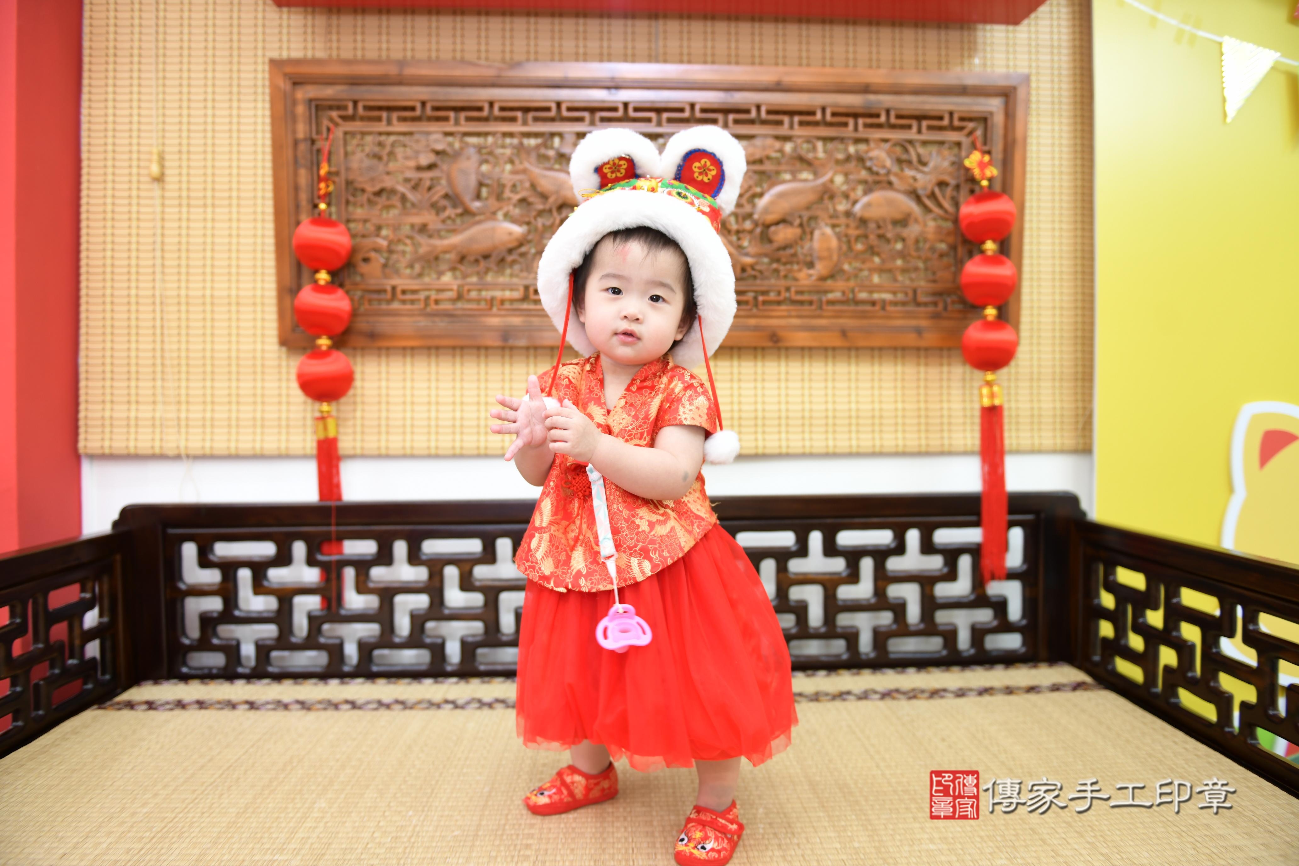 傳家手工印章台南店、抓周、度脺、美式風會場、傳家嬰兒古禮、吉祥話、抓周道具物品24種、拍照。抓周證書。寶寶抓周、滿周歲、生日快樂、祝福