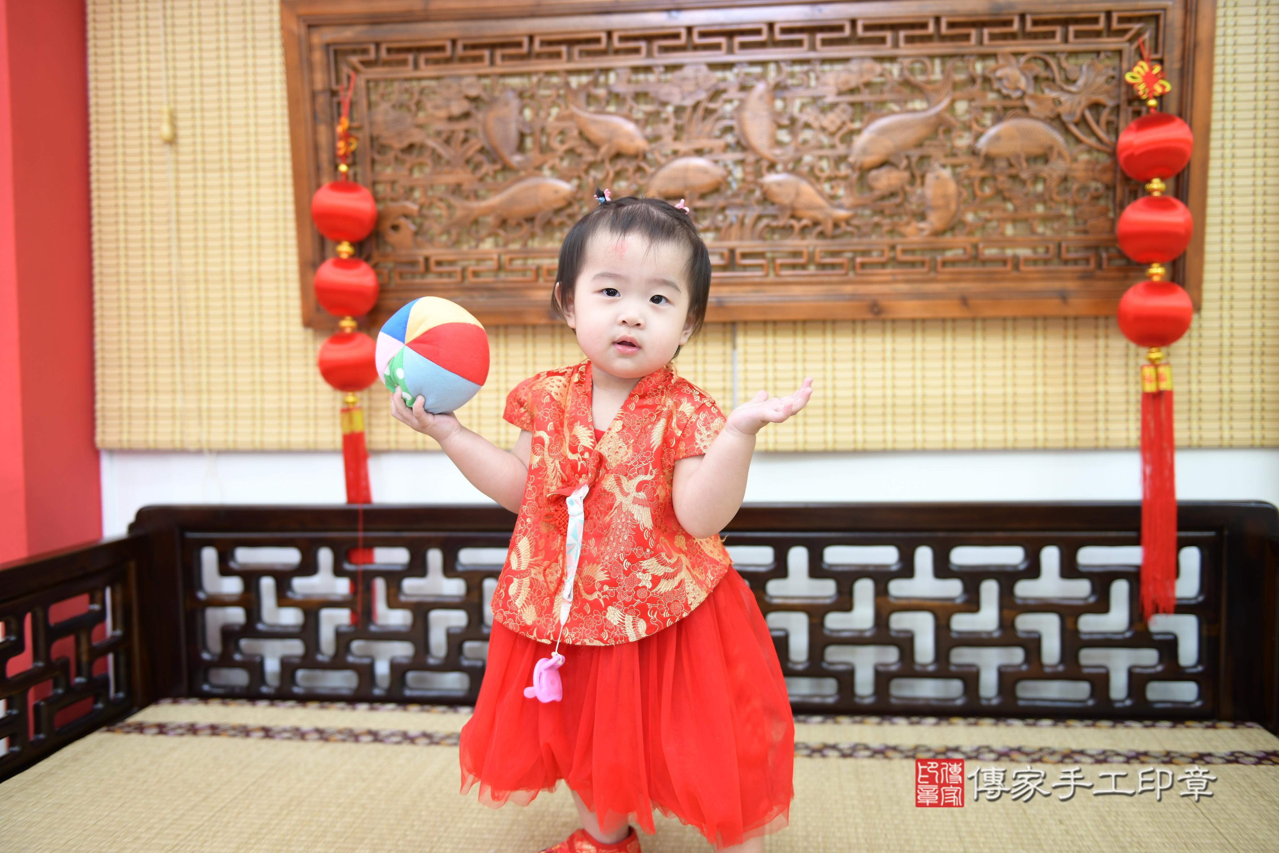 傳家手工印章台南店、抓周、度脺、美式風會場、傳家嬰兒古禮、吉祥話、抓周道具物品24種、拍照。抓周證書。寶寶抓周、滿周歲、生日快樂、祝福