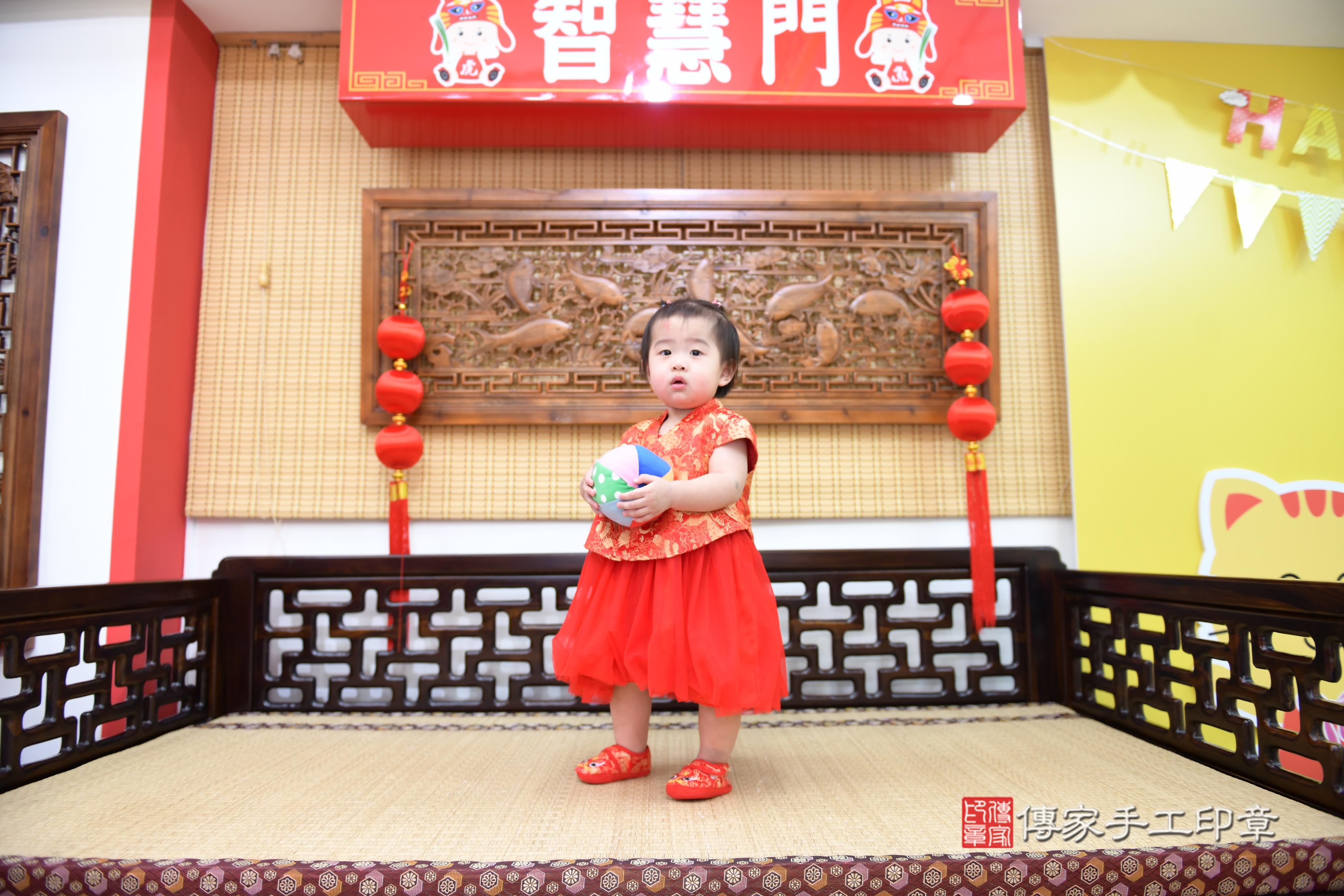 傳家手工印章台南店、抓周、度脺、美式風會場、傳家嬰兒古禮、吉祥話、抓周道具物品24種、拍照。抓周證書。寶寶抓周、滿周歲、生日快樂、祝福