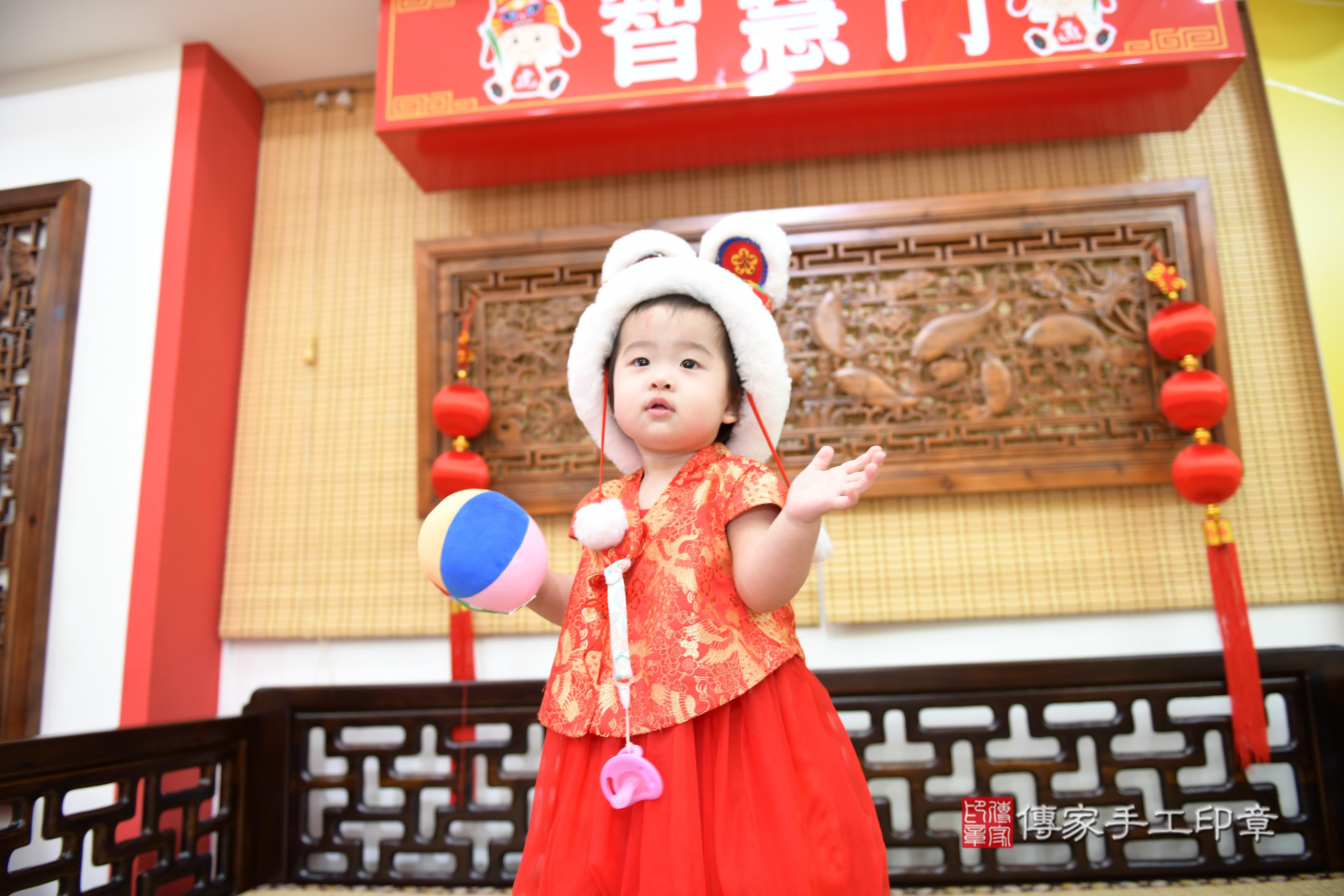 傳家手工印章台南店、抓周、度脺、美式風會場、傳家嬰兒古禮、吉祥話、抓周道具物品24種、拍照。抓周證書。寶寶抓周、滿周歲、生日快樂、祝福