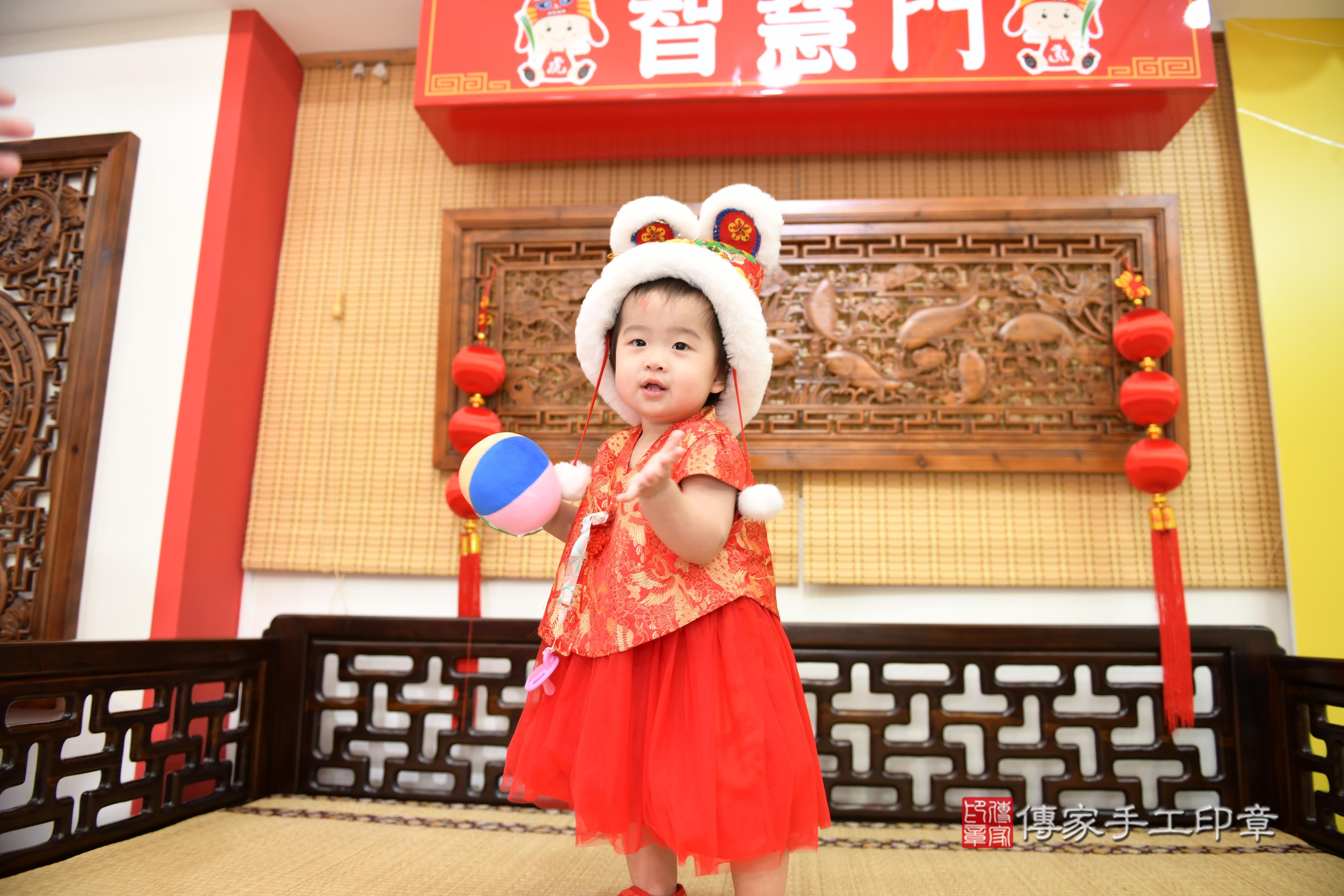 傳家手工印章台南店、抓周、度脺、美式風會場、傳家嬰兒古禮、吉祥話、抓周道具物品24種、拍照。抓周證書。寶寶抓周、滿周歲、生日快樂、祝福