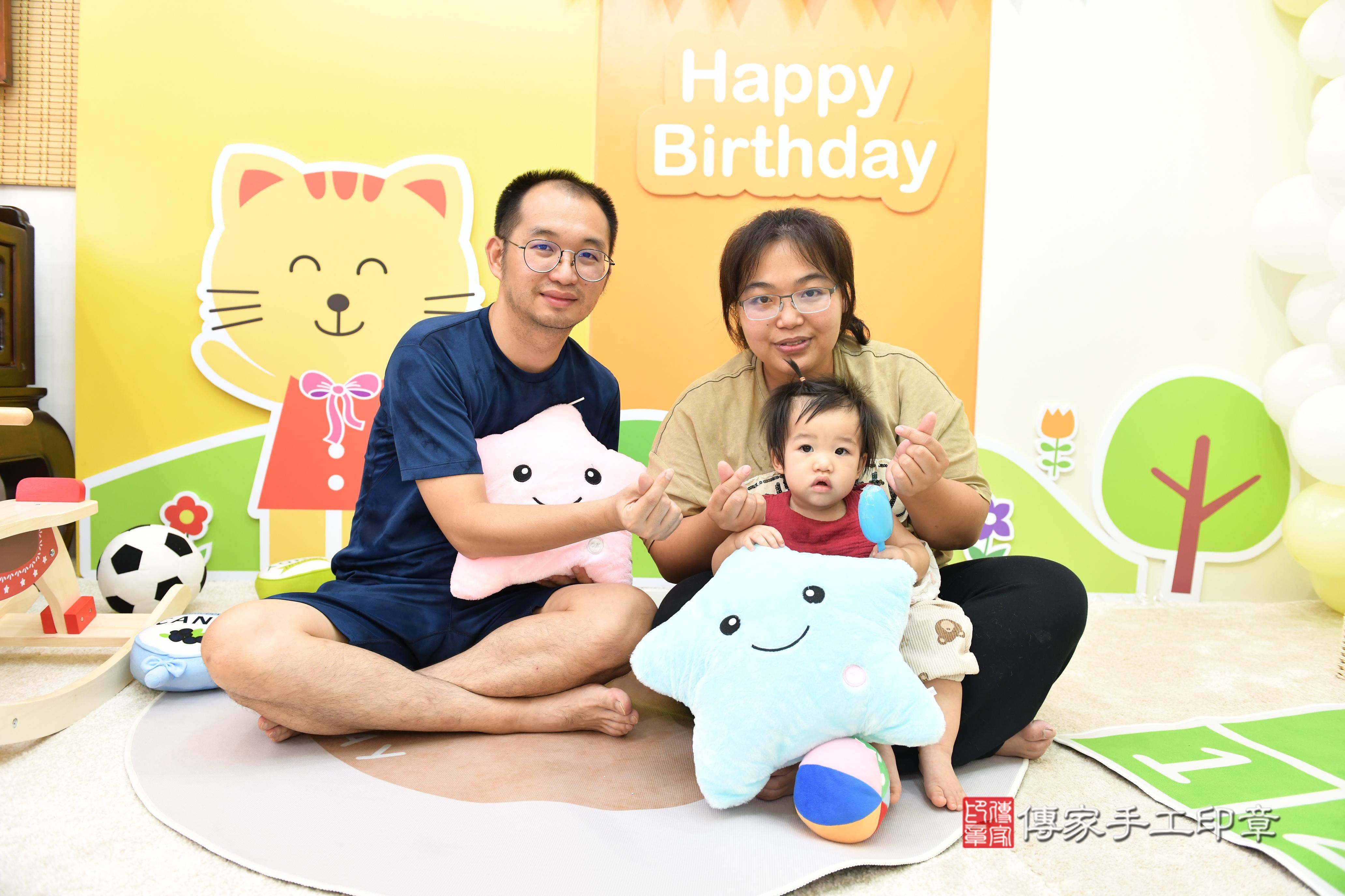 傳家手工印章台南店、抓周、度脺、美式風會場、傳家嬰兒古禮、吉祥話、抓周道具物品24種、拍照。抓周證書。寶寶抓周、滿周歲、生日快樂、祝福