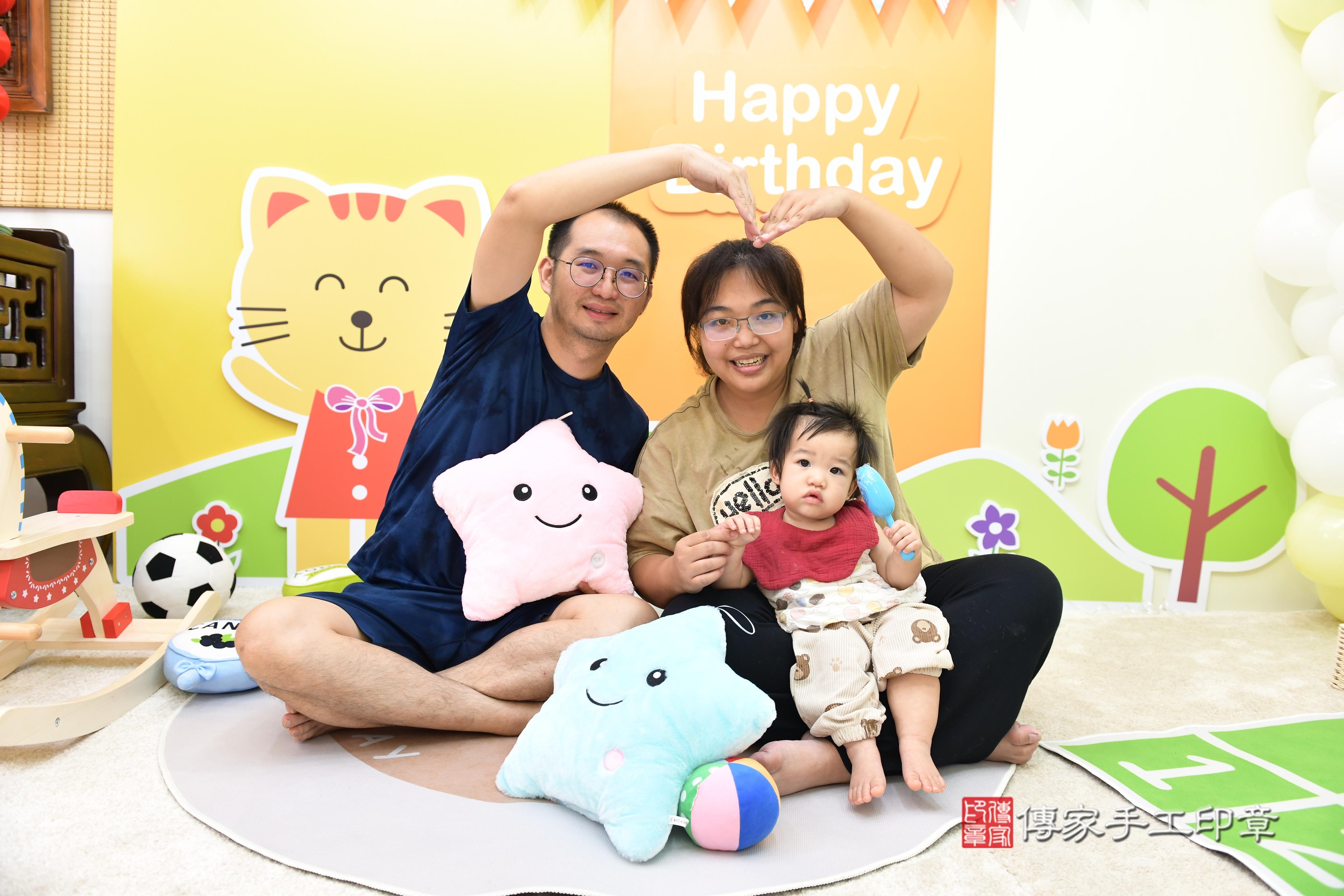 傳家手工印章台南店、抓周、度脺、美式風會場、傳家嬰兒古禮、吉祥話、抓周道具物品24種、拍照。抓周證書。寶寶抓周、滿周歲、生日快樂、祝福