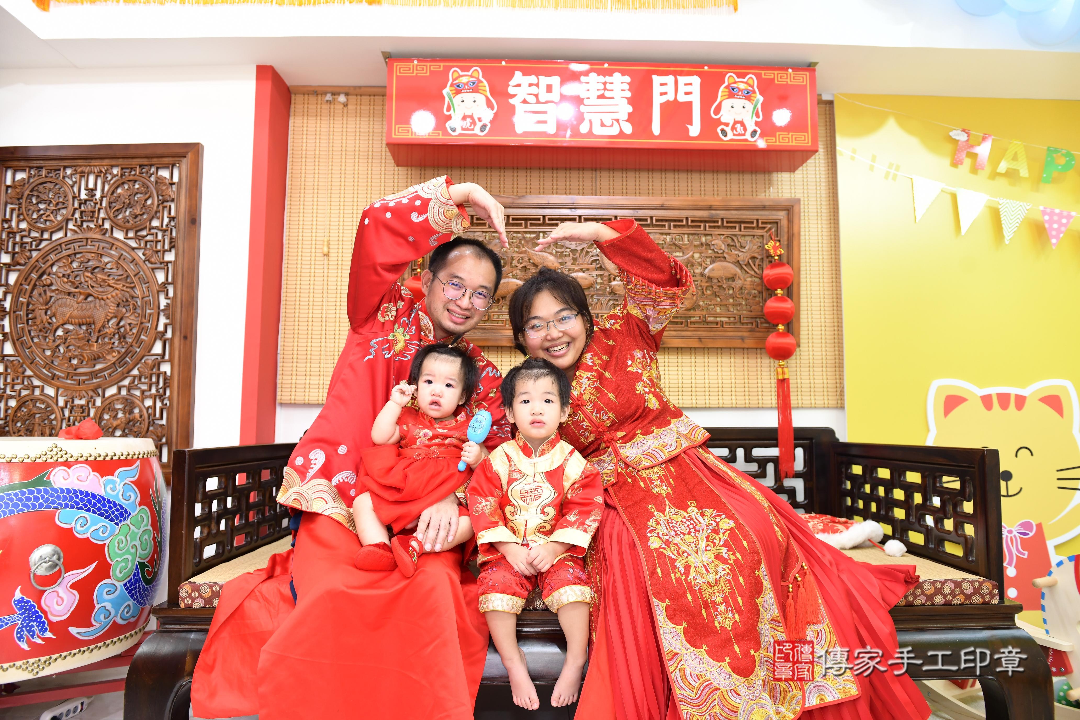 傳家手工印章台南店、抓周、度脺、美式風會場、傳家嬰兒古禮、吉祥話、抓周道具物品24種、拍照。抓周證書。寶寶抓周、滿周歲、生日快樂、祝福