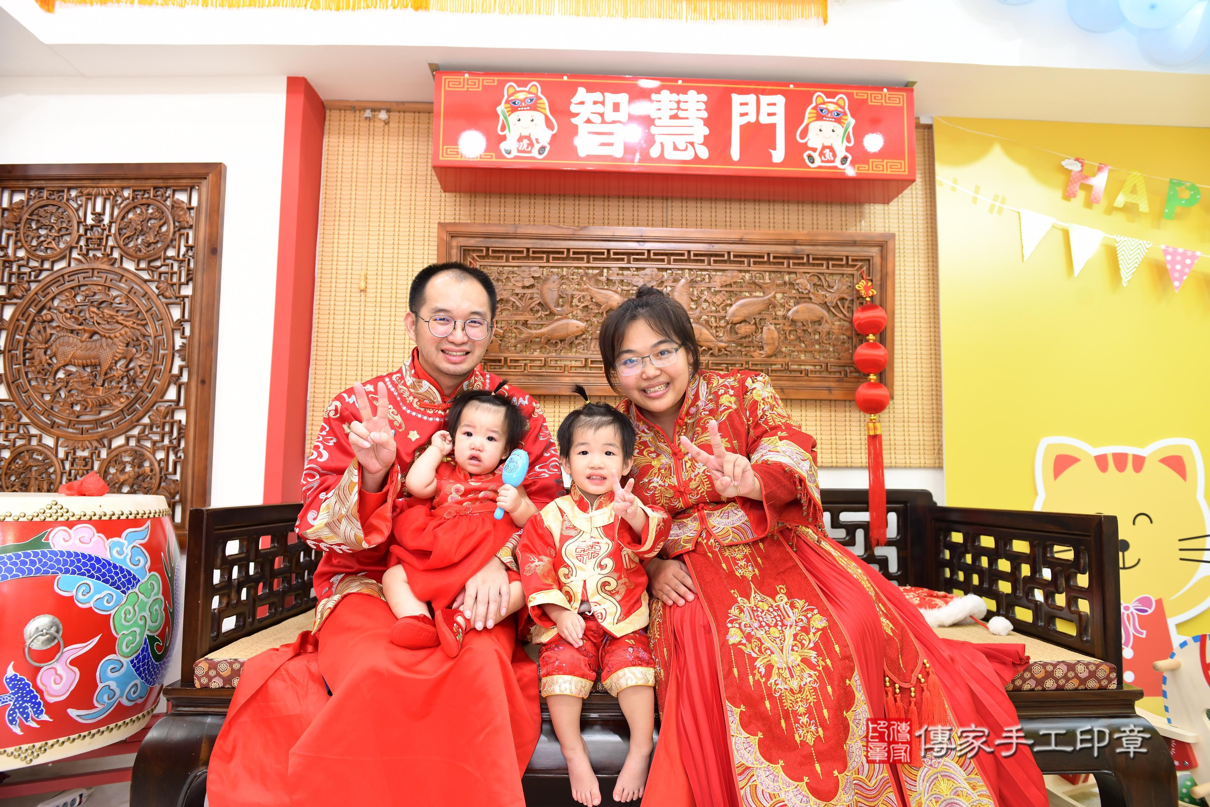 傳家手工印章台南店、抓周、度脺、美式風會場、傳家嬰兒古禮、吉祥話、抓周道具物品24種、拍照。抓周證書。寶寶抓周、滿周歲、生日快樂、祝福