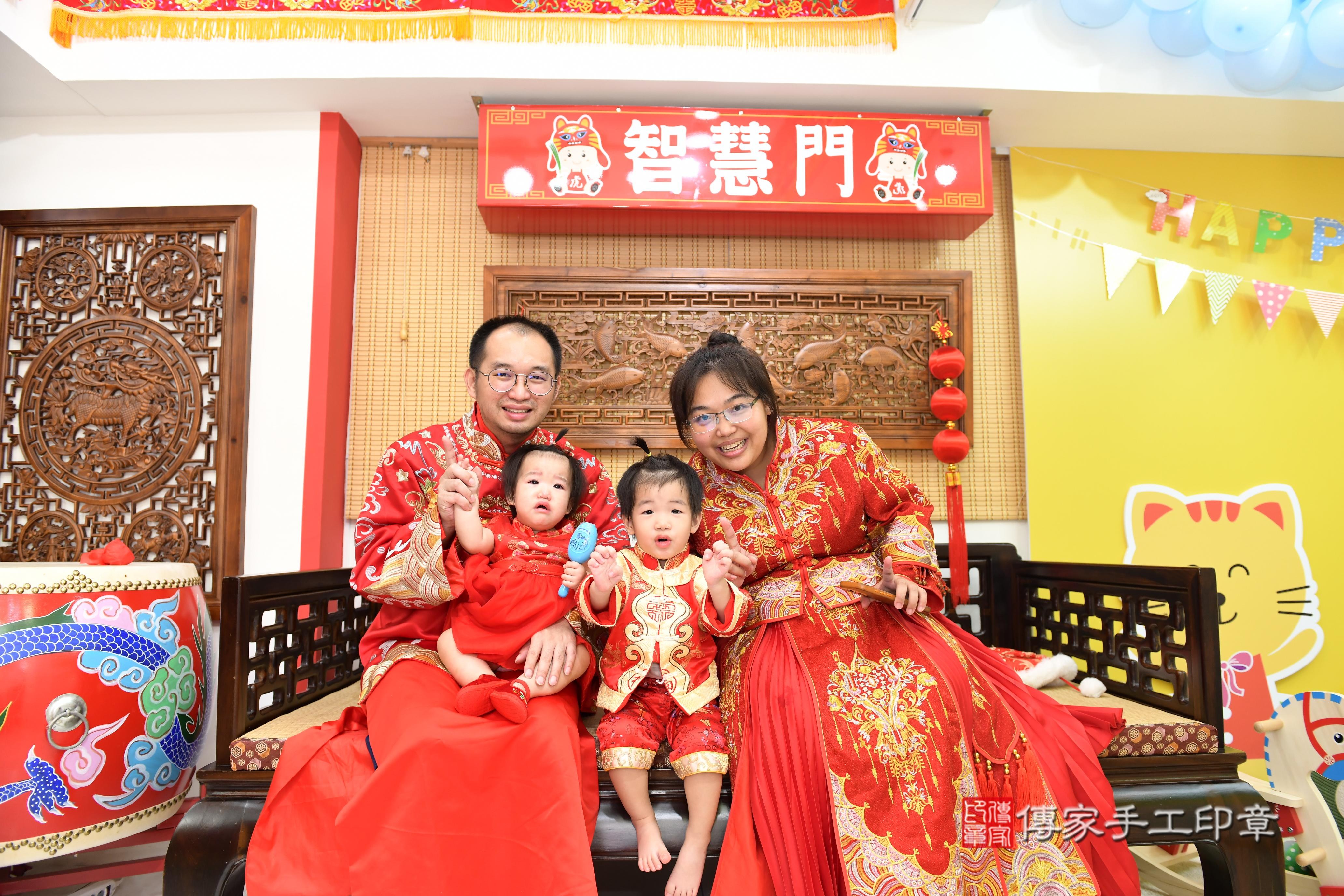 傳家手工印章台南店、抓周、度脺、美式風會場、傳家嬰兒古禮、吉祥話、抓周道具物品24種、拍照。抓周證書。寶寶抓周、滿周歲、生日快樂、祝福