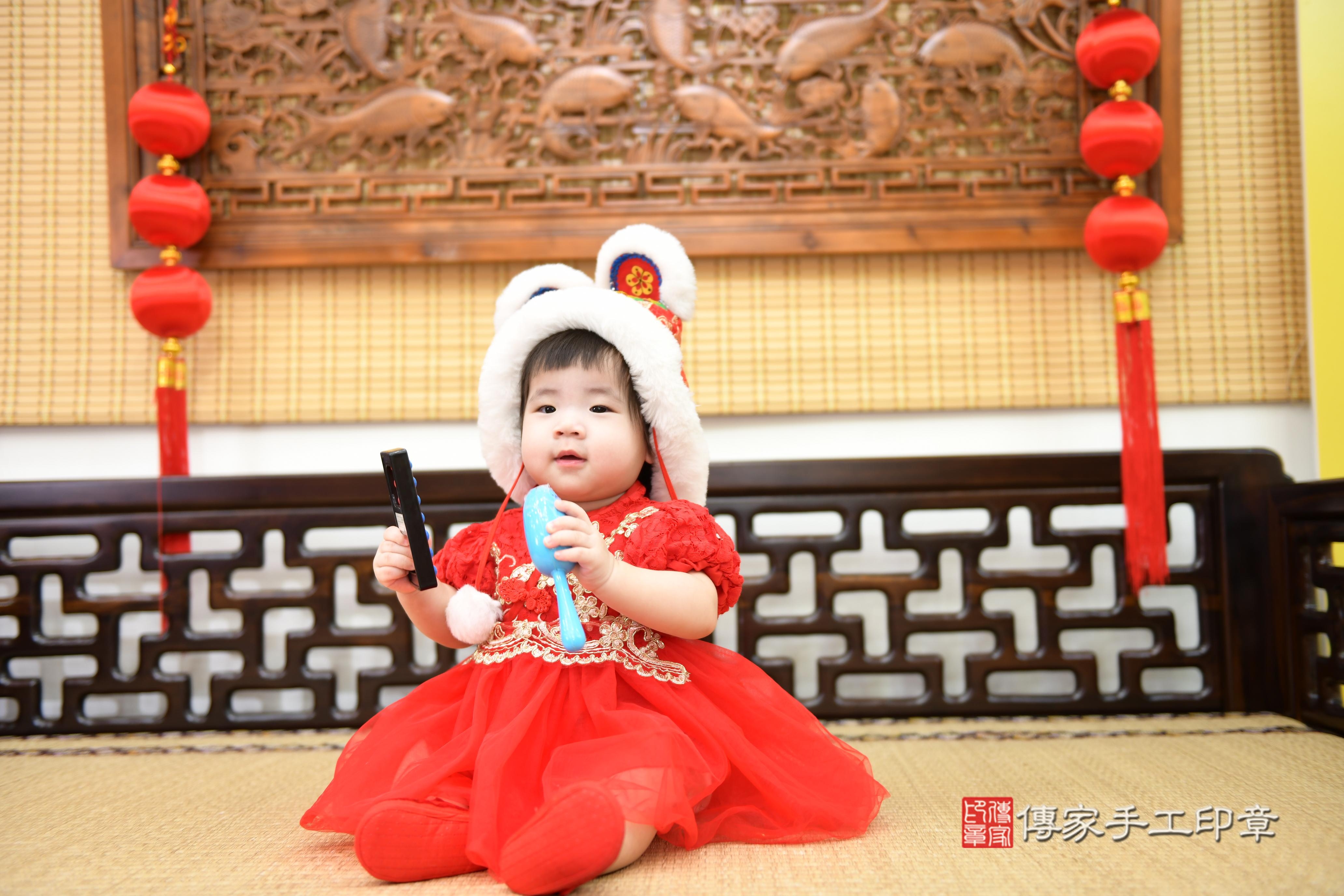 傳家手工印章台南店、抓周、度脺、美式風會場、傳家嬰兒古禮、吉祥話、抓周道具物品24種、拍照。抓周證書。寶寶抓周、滿周歲、生日快樂、祝福