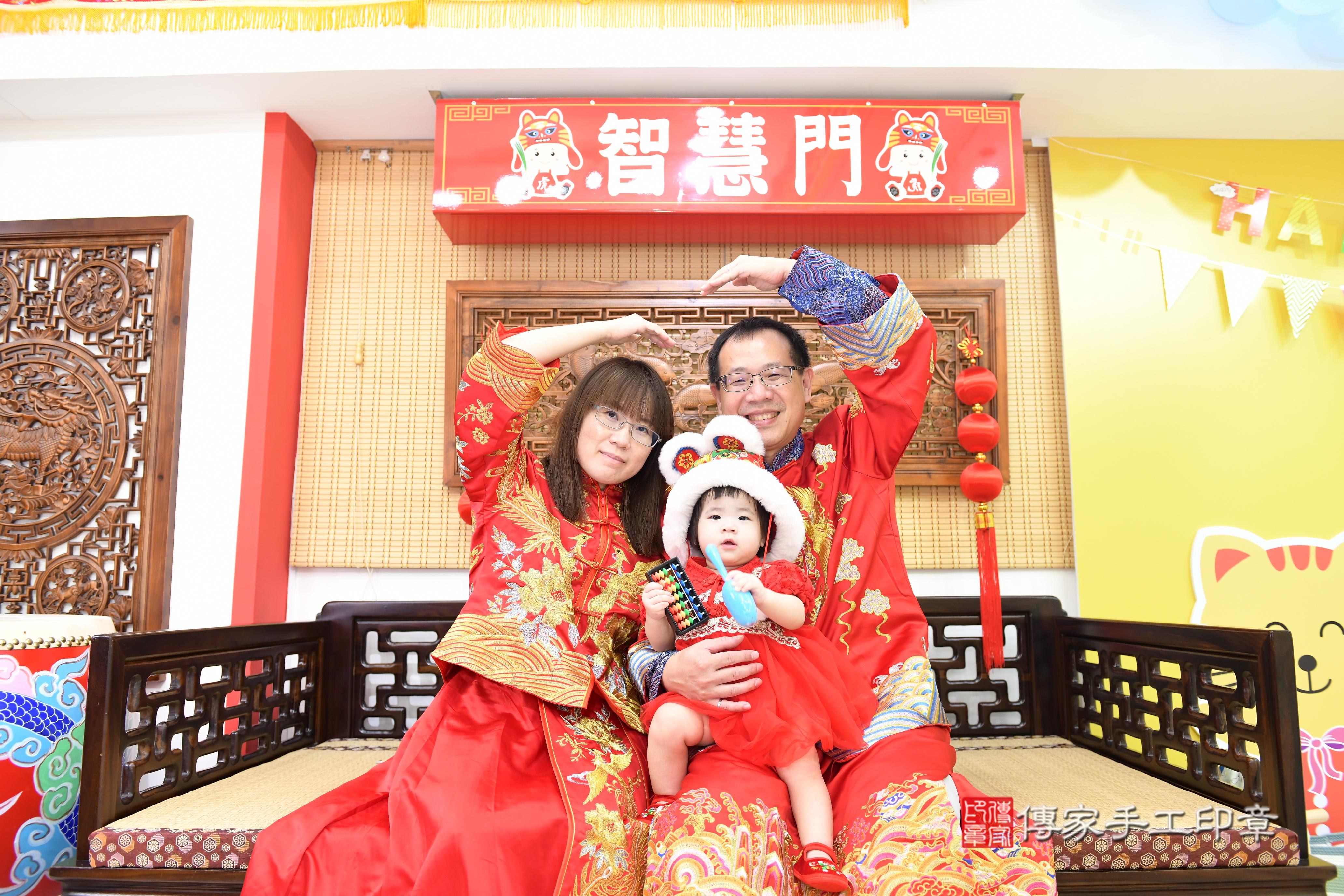 傳家手工印章台南店、抓周、度脺、美式風會場、傳家嬰兒古禮、吉祥話、抓周道具物品24種、拍照。抓周證書。寶寶抓周、滿周歲、生日快樂、祝福