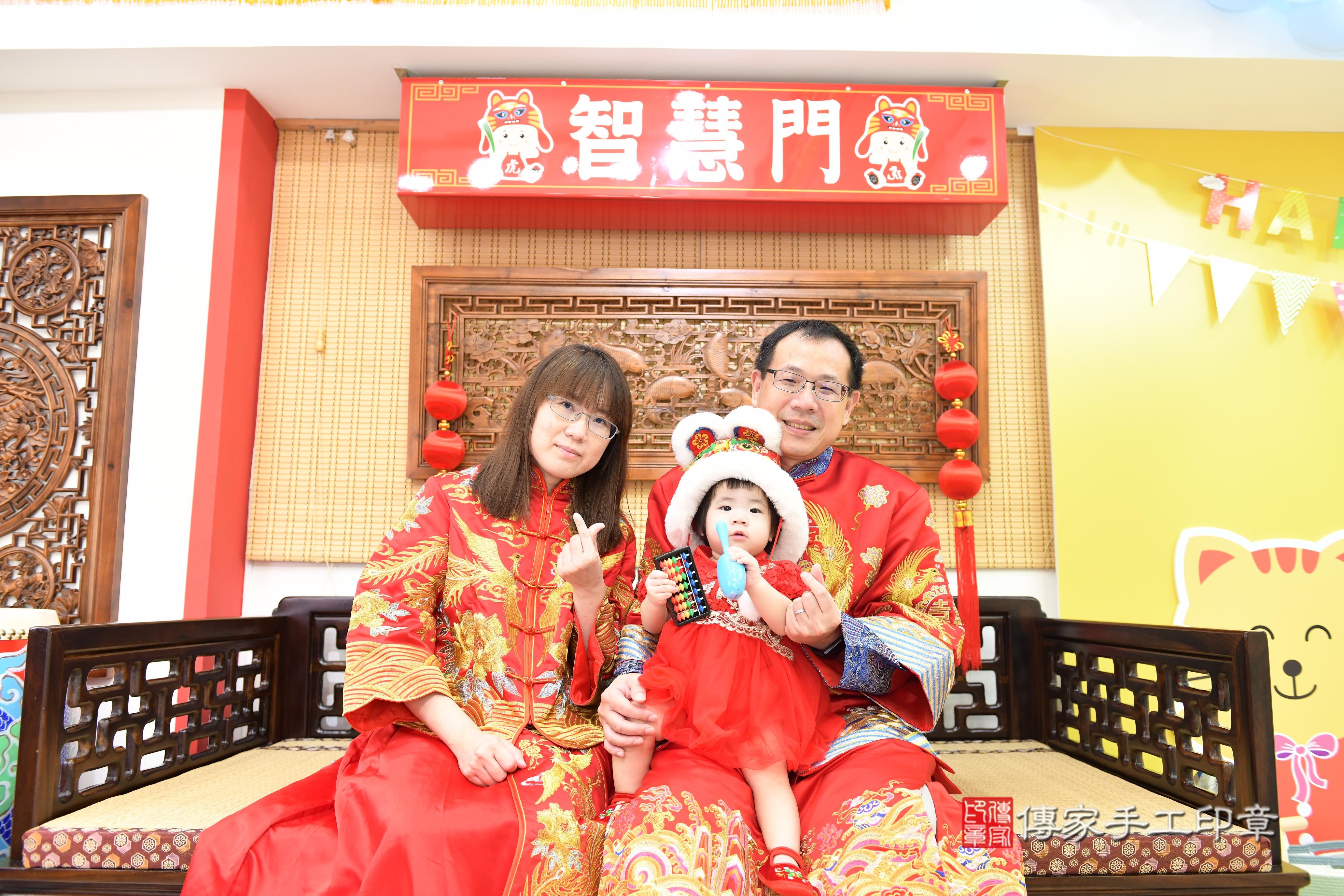 傳家手工印章台南店、抓周、度脺、美式風會場、傳家嬰兒古禮、吉祥話、抓周道具物品24種、拍照。抓周證書。寶寶抓周、滿周歲、生日快樂、祝福