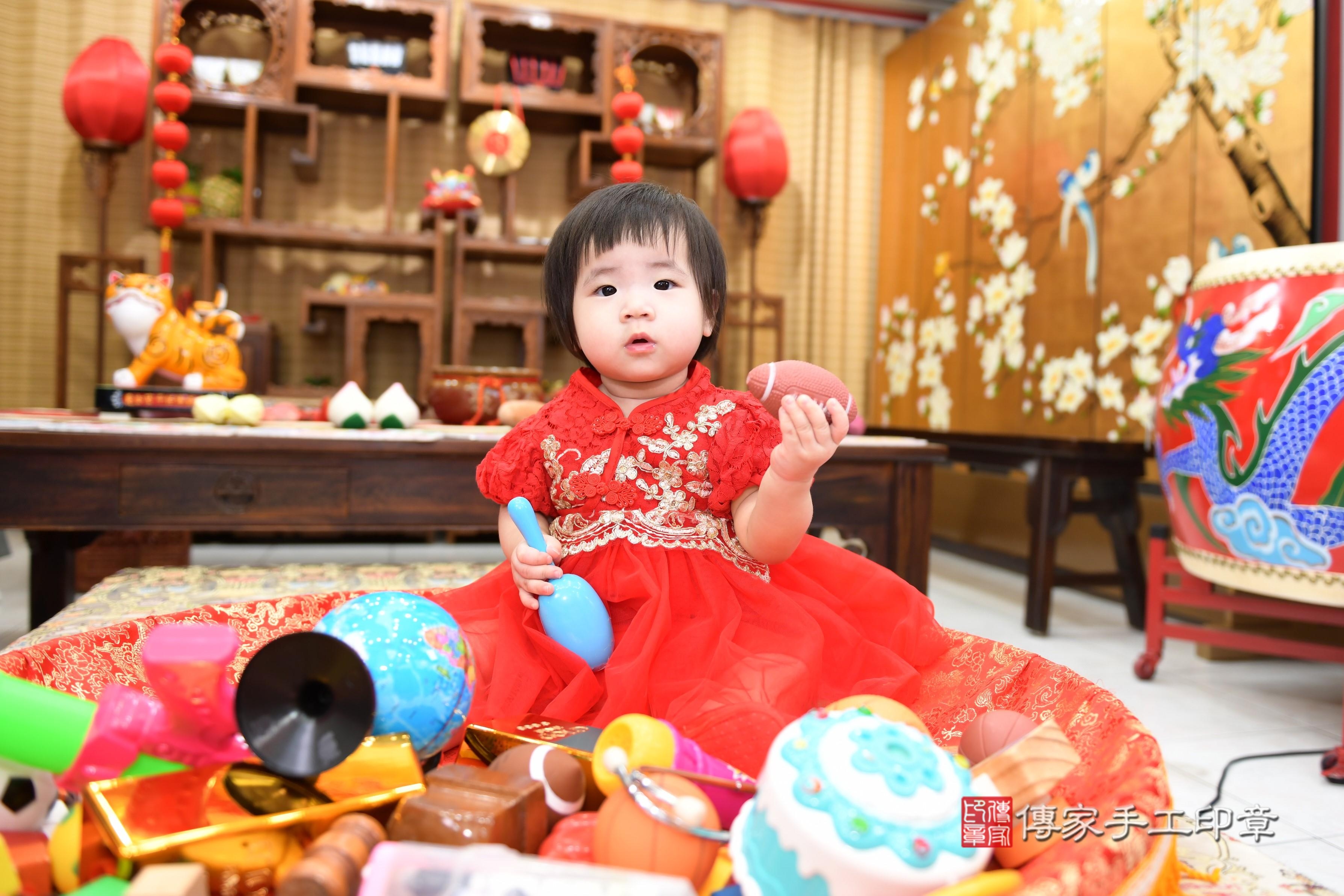 傳家手工印章台南店、抓周、度脺、美式風會場、傳家嬰兒古禮、吉祥話、抓周道具物品24種、拍照。抓周證書。寶寶抓周、滿周歲、生日快樂、祝福