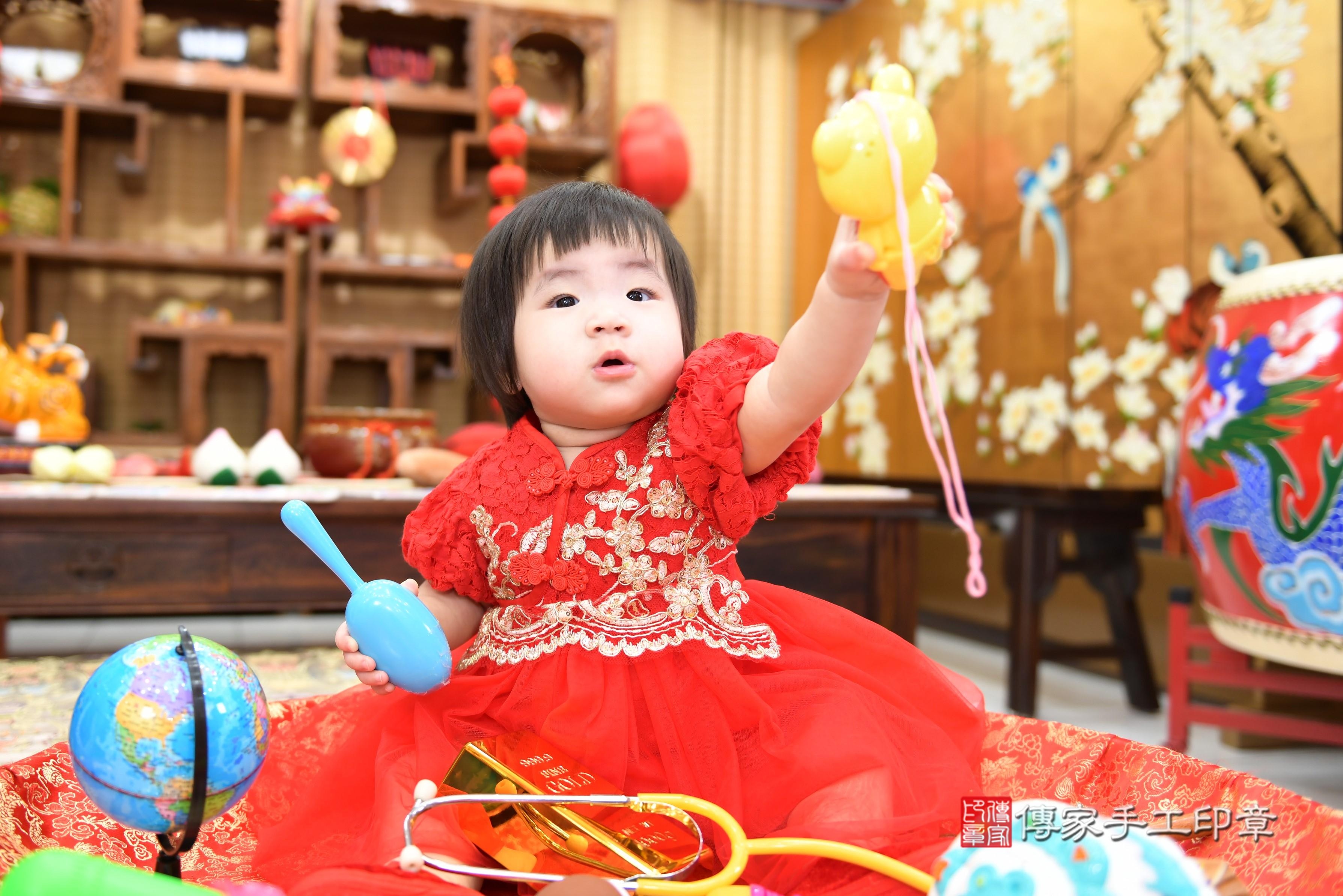 傳家手工印章台南店、抓周、度脺、美式風會場、傳家嬰兒古禮、吉祥話、抓周道具物品24種、拍照。抓周證書。寶寶抓周、滿周歲、生日快樂、祝福