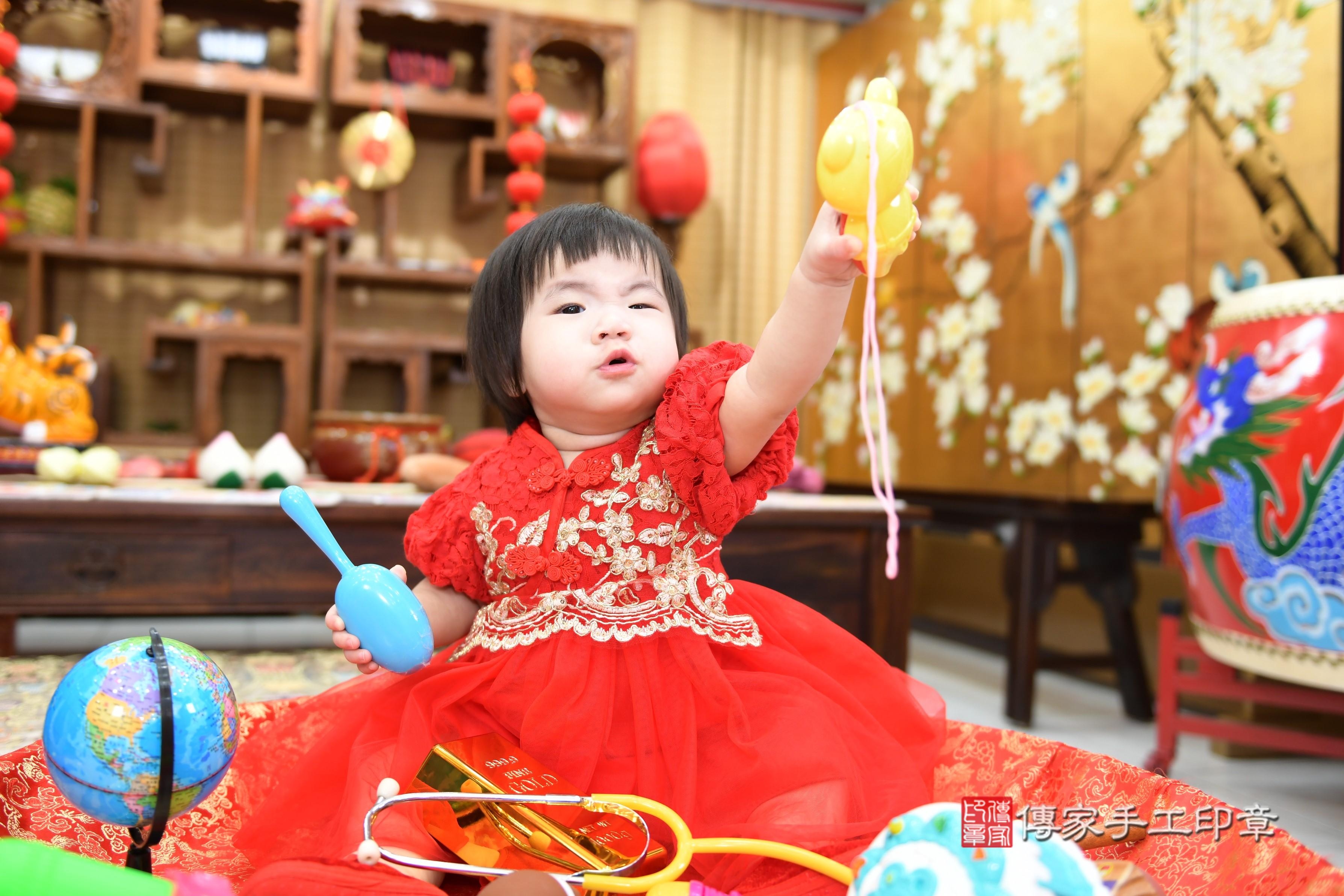 傳家手工印章台南店、抓周、度脺、美式風會場、傳家嬰兒古禮、吉祥話、抓周道具物品24種、拍照。抓周證書。寶寶抓周、滿周歲、生日快樂、祝福