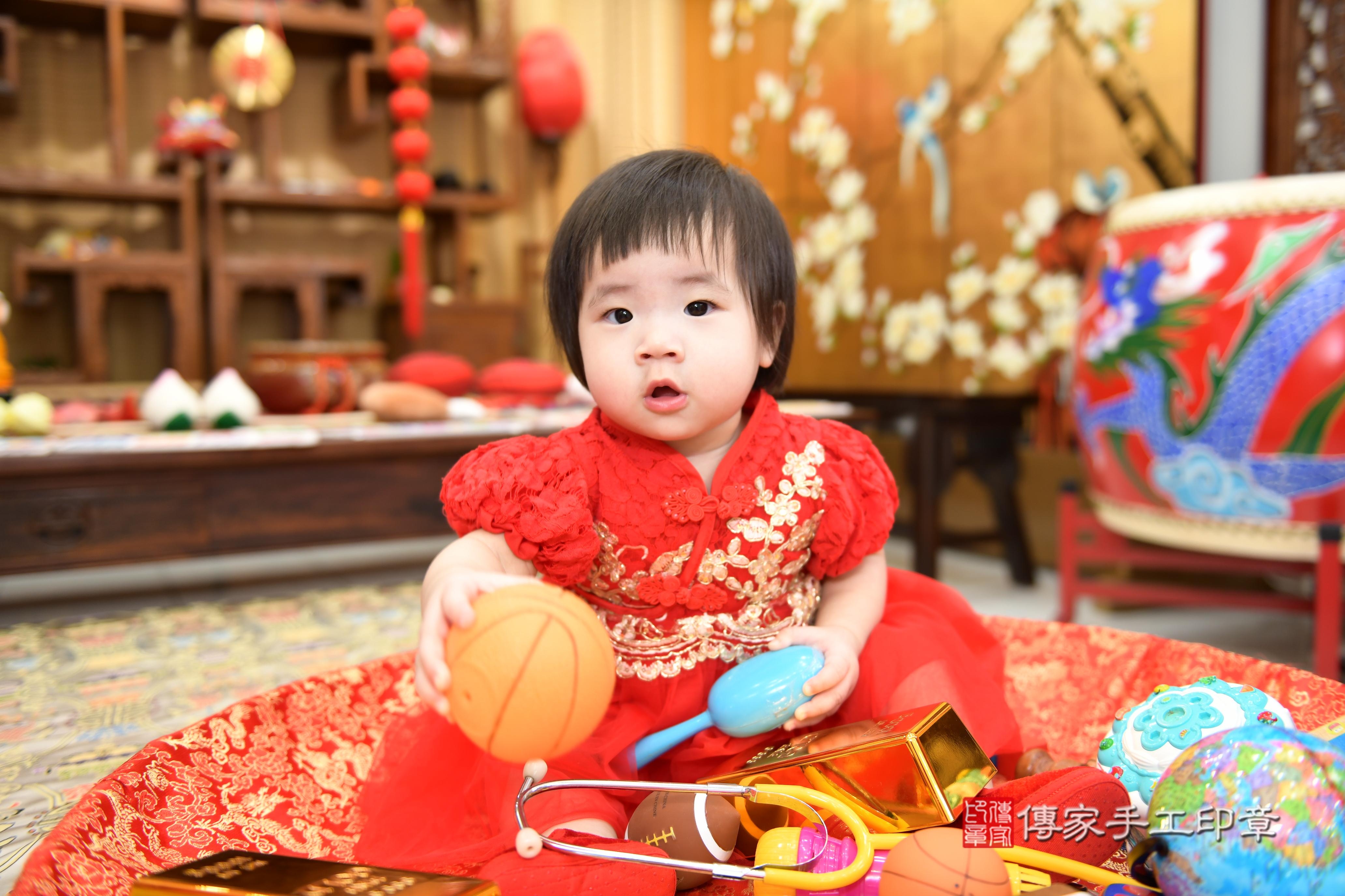 傳家手工印章台南店、抓周、度脺、美式風會場、傳家嬰兒古禮、吉祥話、抓周道具物品24種、拍照。抓周證書。寶寶抓周、滿周歲、生日快樂、祝福