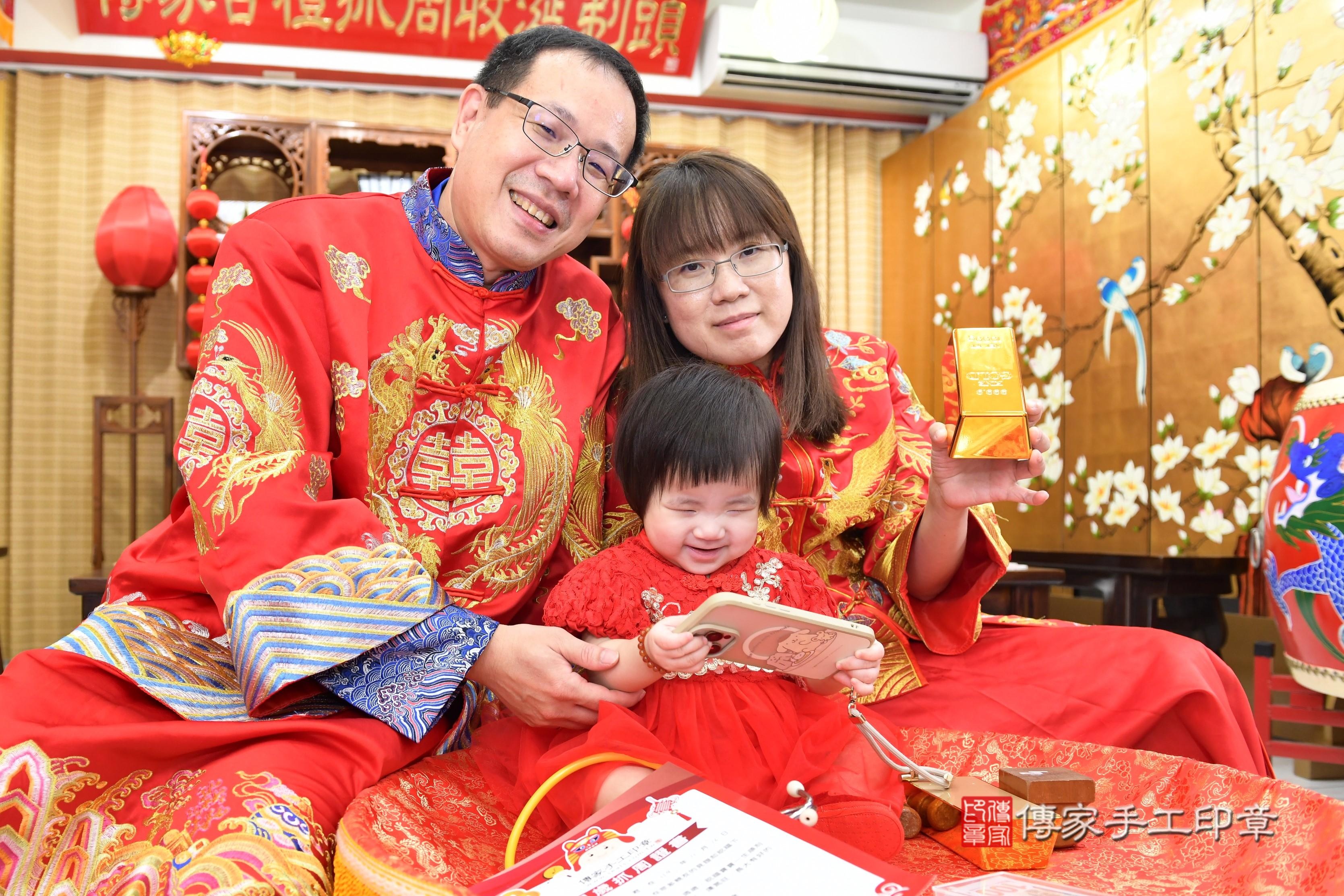 傳家手工印章台南店、抓周、度脺、美式風會場、傳家嬰兒古禮、吉祥話、抓周道具物品24種、拍照。抓周證書。寶寶抓周、滿周歲、生日快樂、祝福