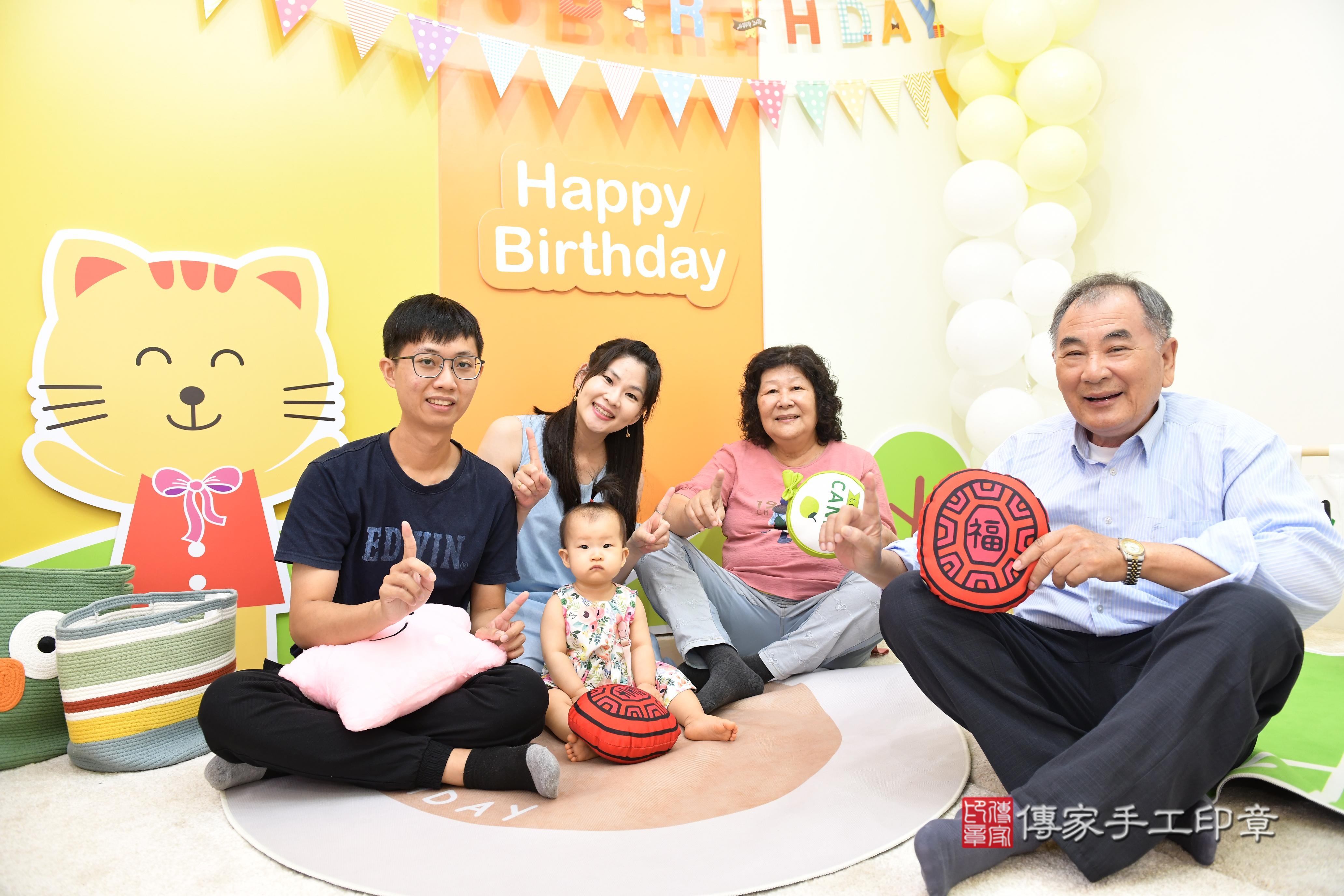 傳家手工印章台南店、抓周、度脺、美式風會場、傳家嬰兒古禮、吉祥話、抓周道具物品24種、拍照。抓周證書。寶寶抓周、滿周歲、生日快樂、祝福