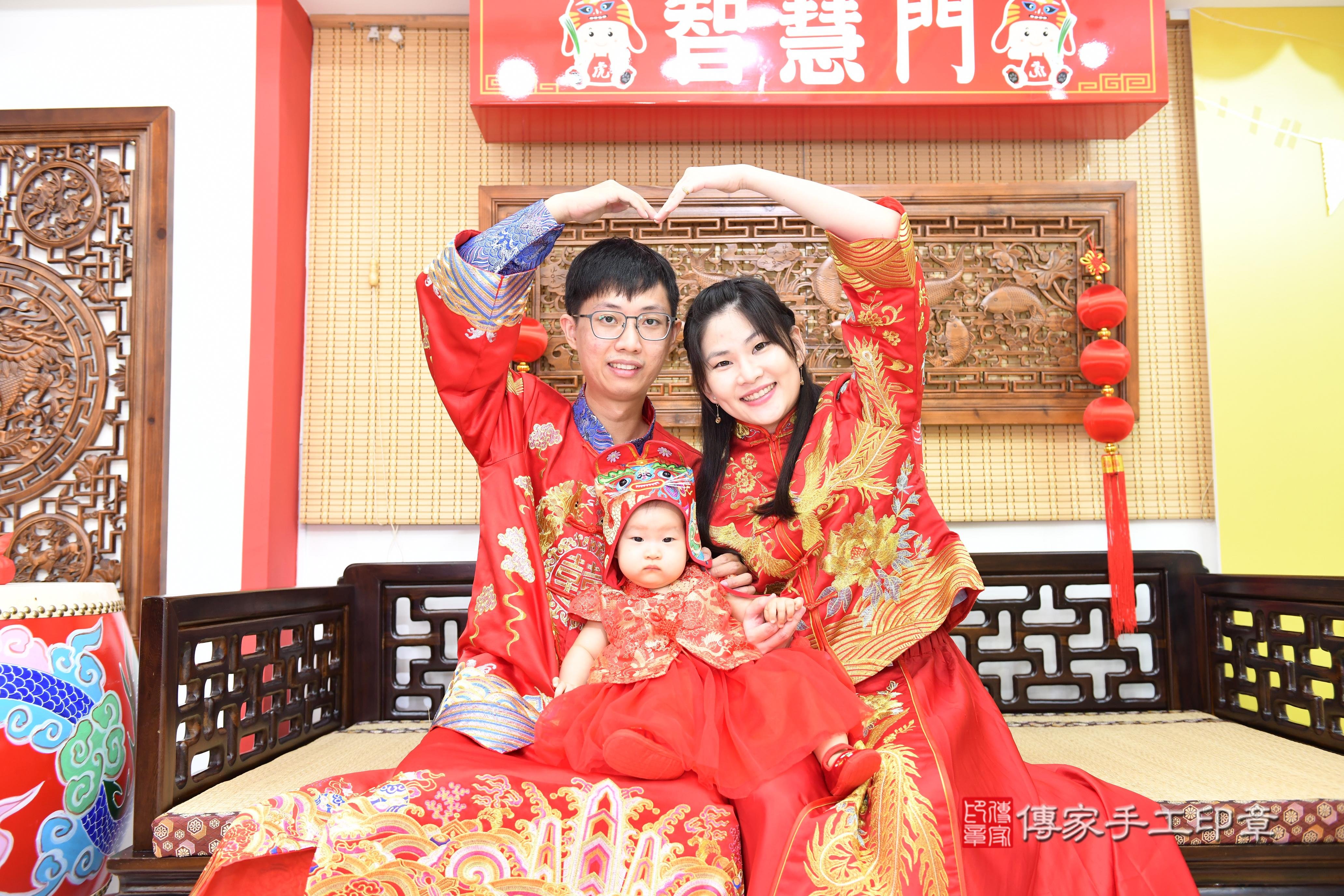 傳家手工印章台南店、抓周、度脺、美式風會場、傳家嬰兒古禮、吉祥話、抓周道具物品24種、拍照。抓周證書。寶寶抓周、滿周歲、生日快樂、祝福