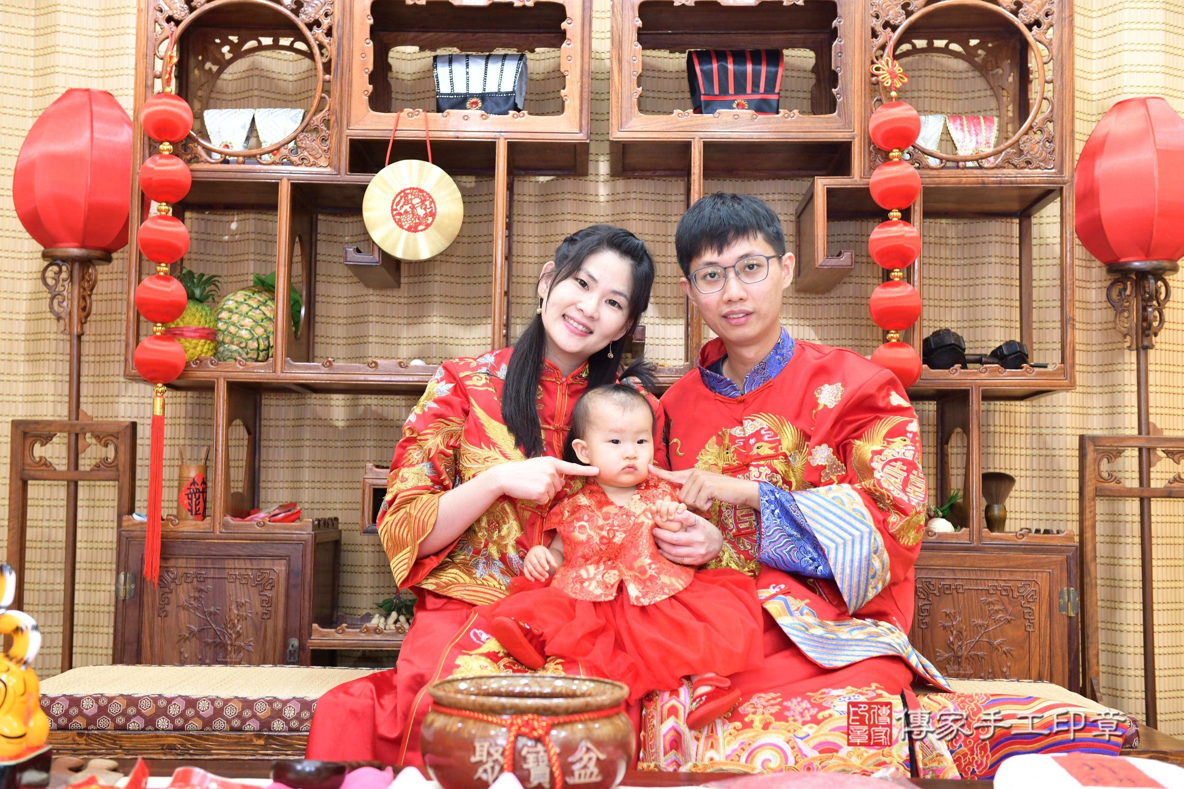 傳家手工印章台南店、抓周、度脺、美式風會場、傳家嬰兒古禮、吉祥話、抓周道具物品24種、拍照。抓周證書。寶寶抓周、滿周歲、生日快樂、祝福