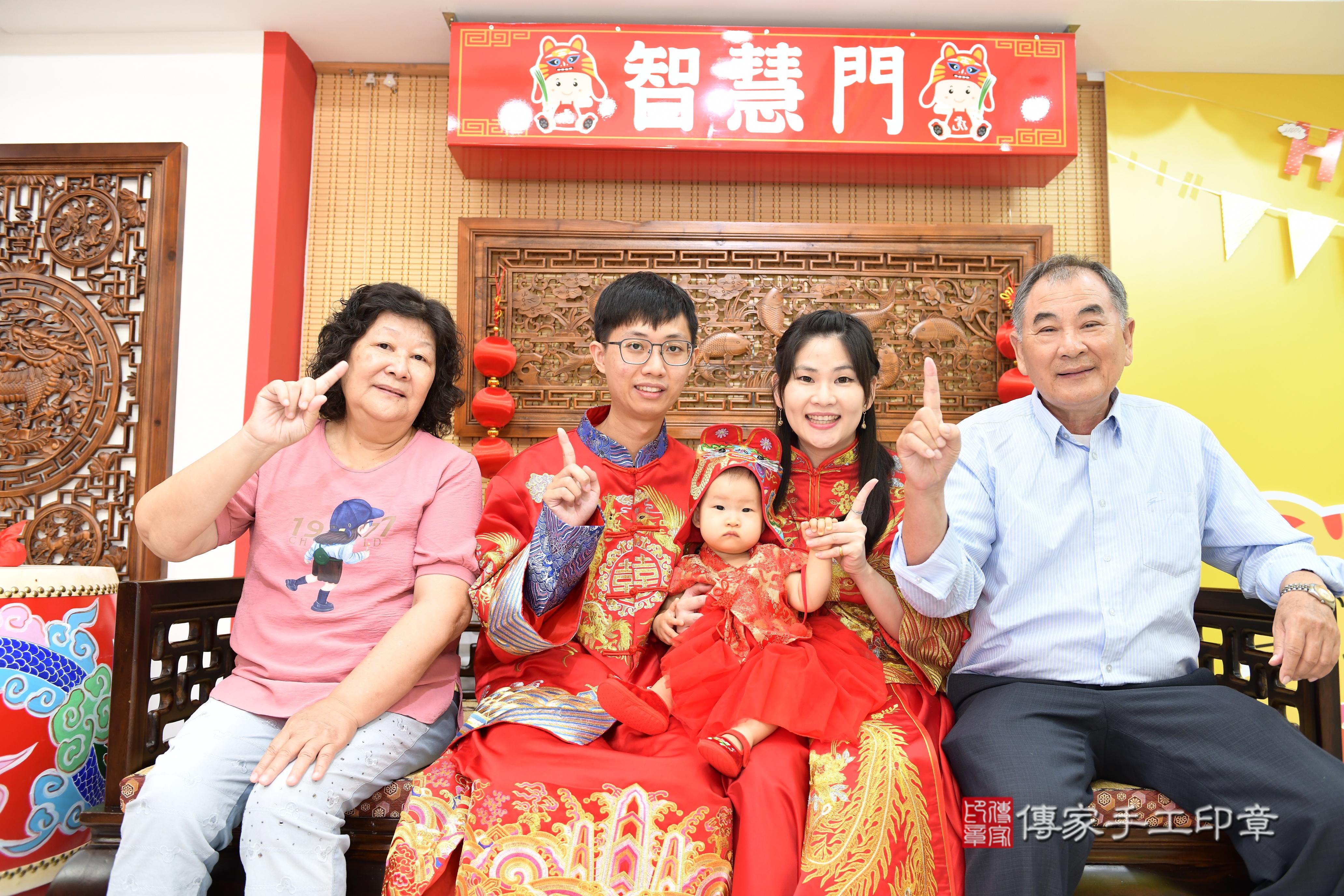 傳家手工印章台南店、抓周、度脺、美式風會場、傳家嬰兒古禮、吉祥話、抓周道具物品24種、拍照。抓周證書。寶寶抓周、滿周歲、生日快樂、祝福