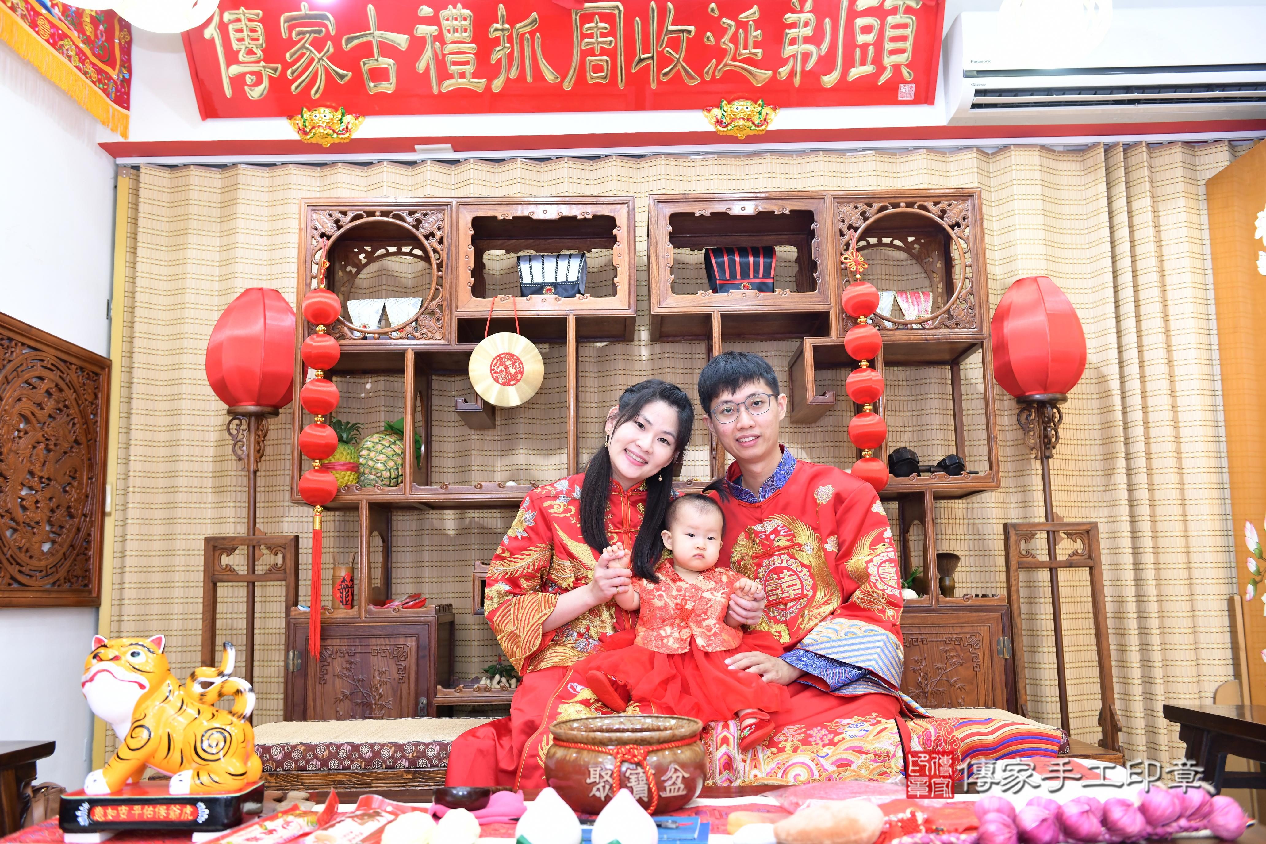 傳家手工印章台南店、抓周、度脺、美式風會場、傳家嬰兒古禮、吉祥話、抓周道具物品24種、拍照。抓周證書。寶寶抓周、滿周歲、生日快樂、祝福