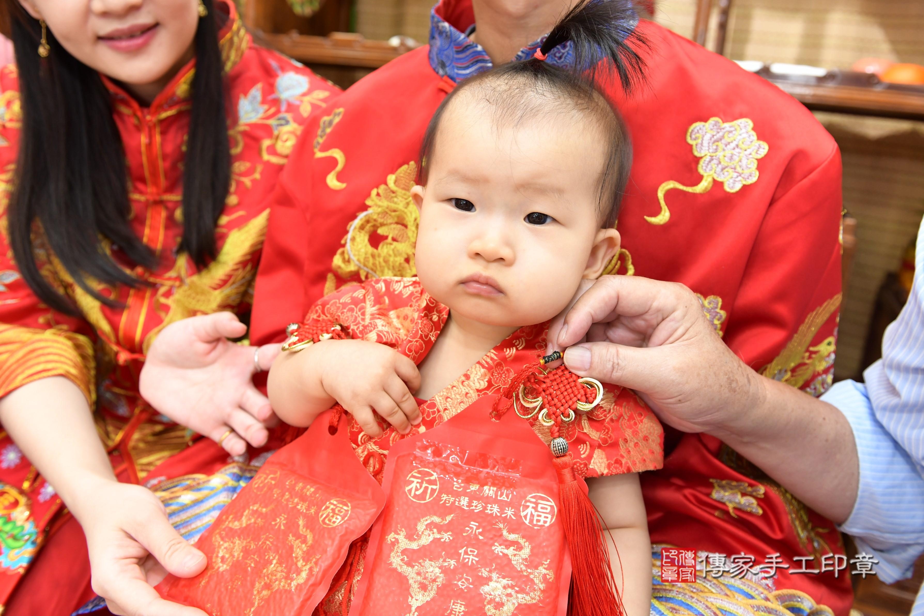 傳家手工印章台南店、抓周、度脺、美式風會場、傳家嬰兒古禮、吉祥話、抓周道具物品24種、拍照。抓周證書。寶寶抓周、滿周歲、生日快樂、祝福