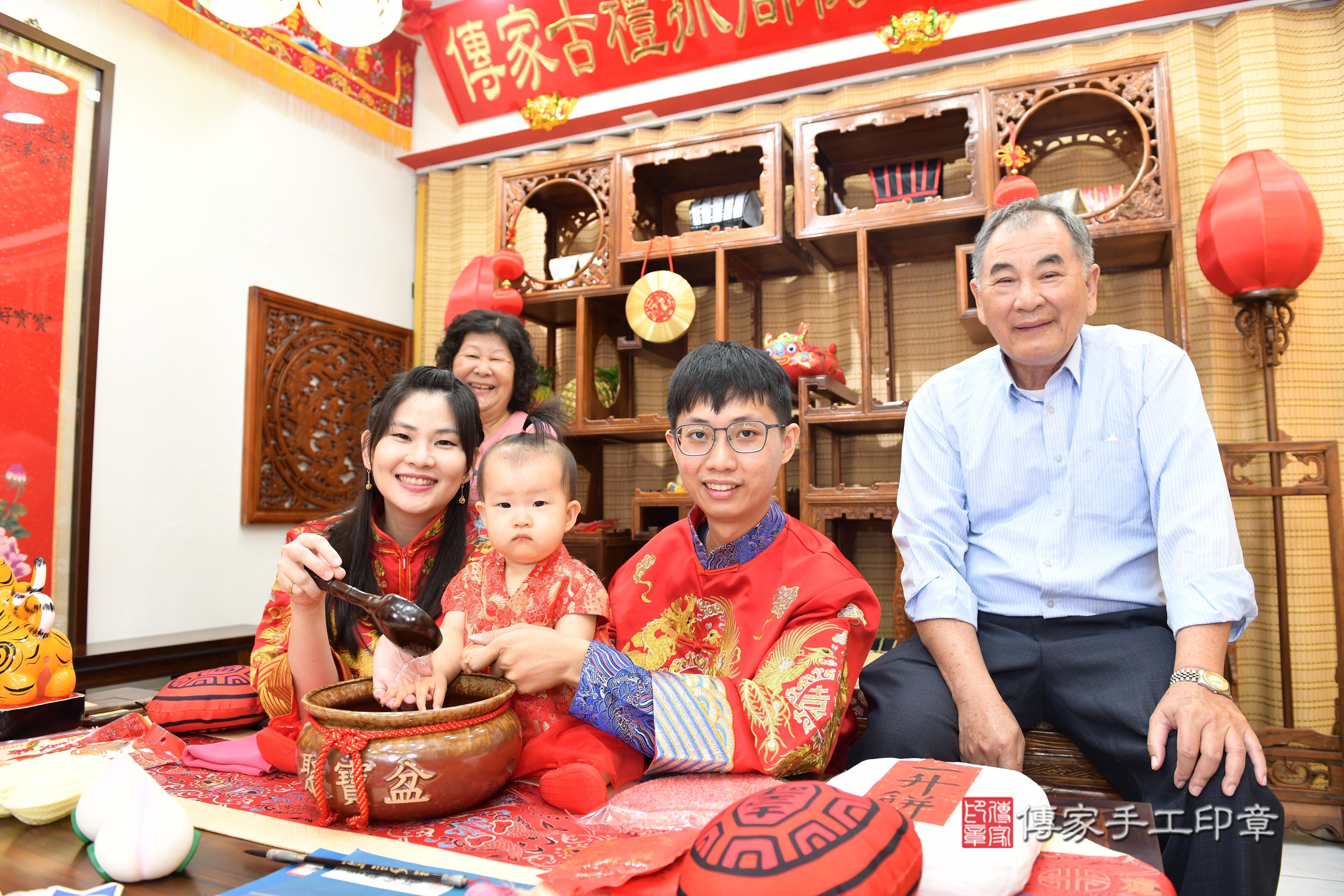 傳家手工印章台南店、抓周、度脺、美式風會場、傳家嬰兒古禮、吉祥話、抓周道具物品24種、拍照。抓周證書。寶寶抓周、滿周歲、生日快樂、祝福