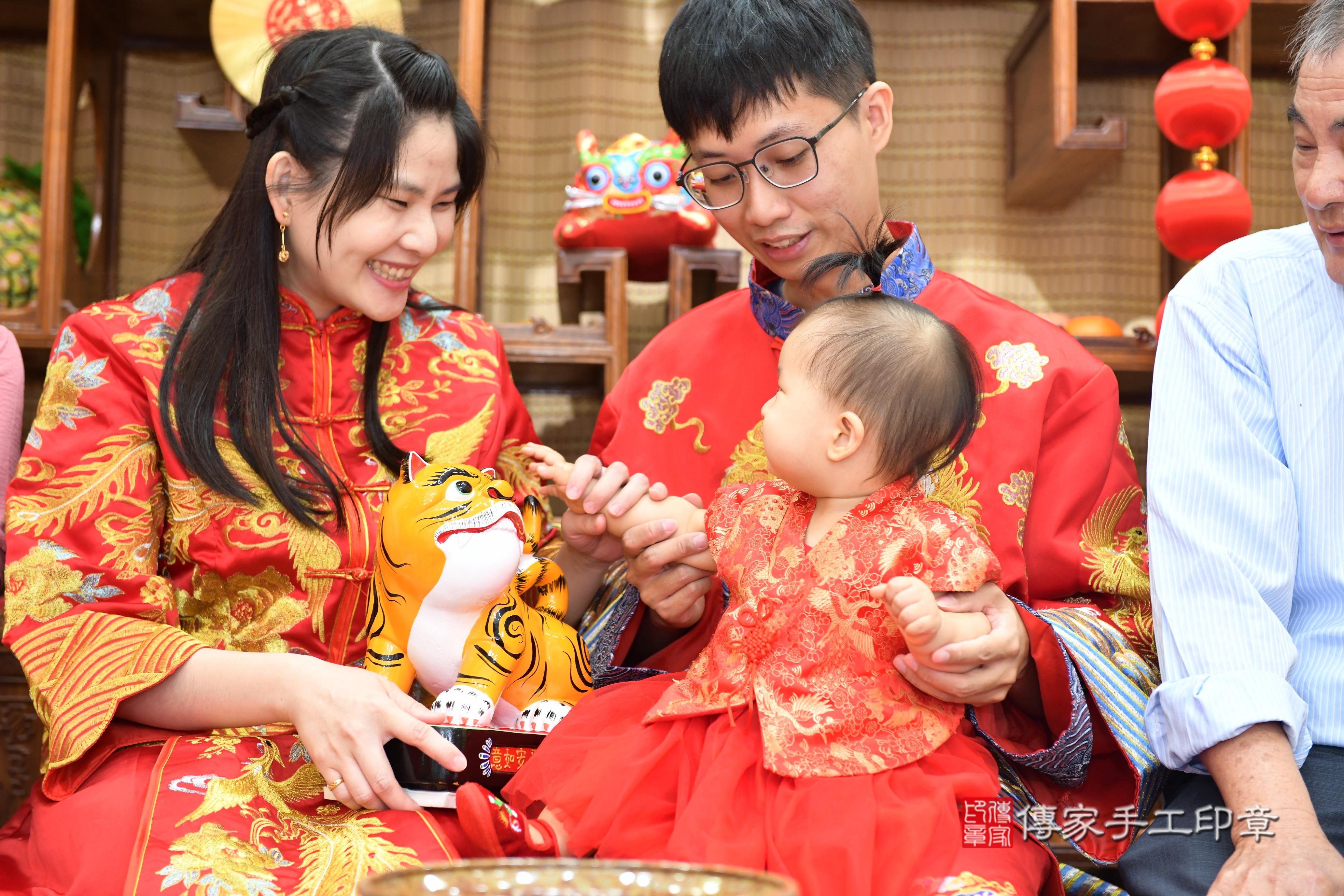 傳家手工印章台南店、抓周、度脺、美式風會場、傳家嬰兒古禮、吉祥話、抓周道具物品24種、拍照。抓周證書。寶寶抓周、滿周歲、生日快樂、祝福