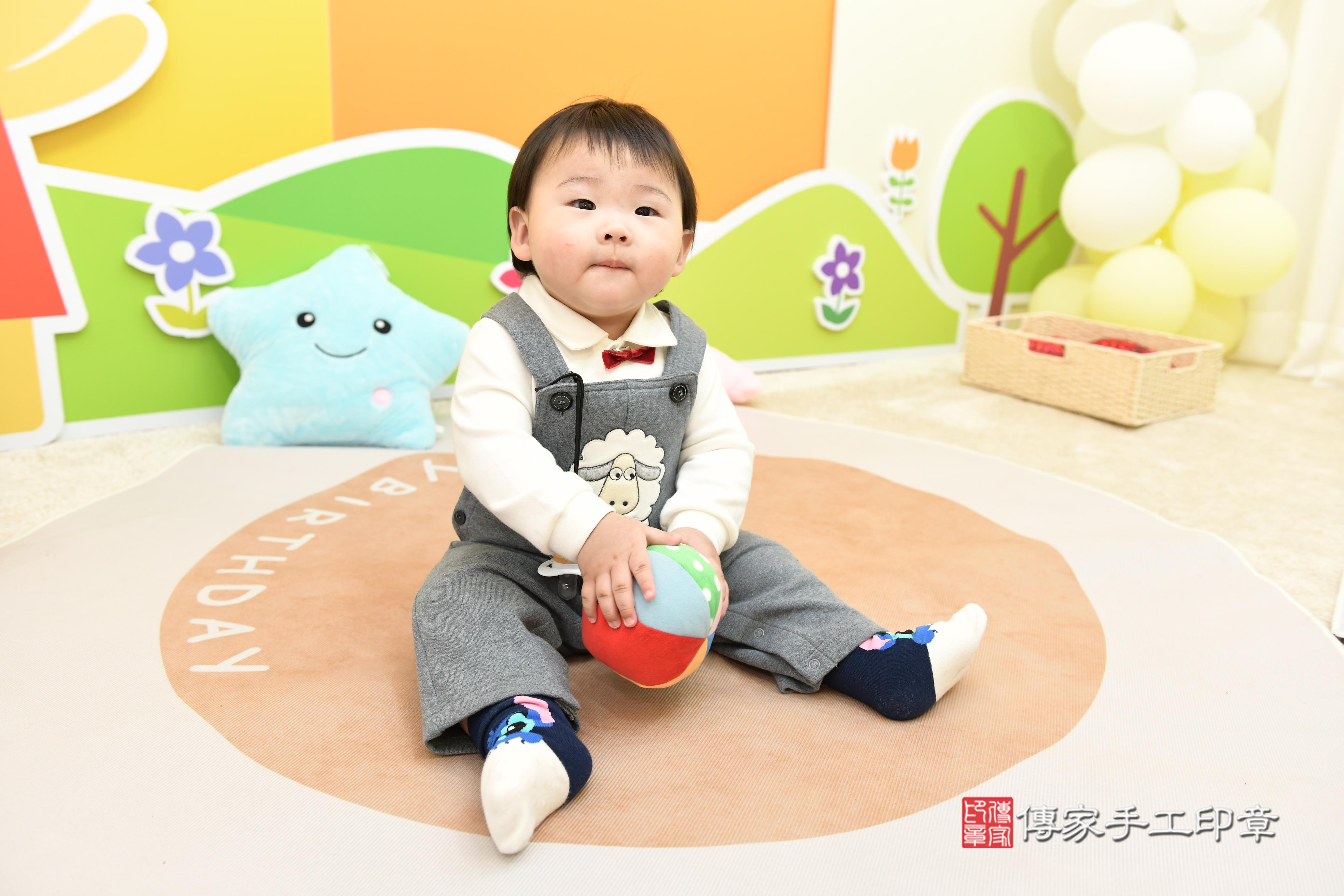 傳家手工印章台南店、抓周、度脺、美式風會場、傳家嬰兒古禮、吉祥話、抓周道具物品24種、拍照。抓周證書。寶寶抓周、滿周歲、生日快樂、祝福