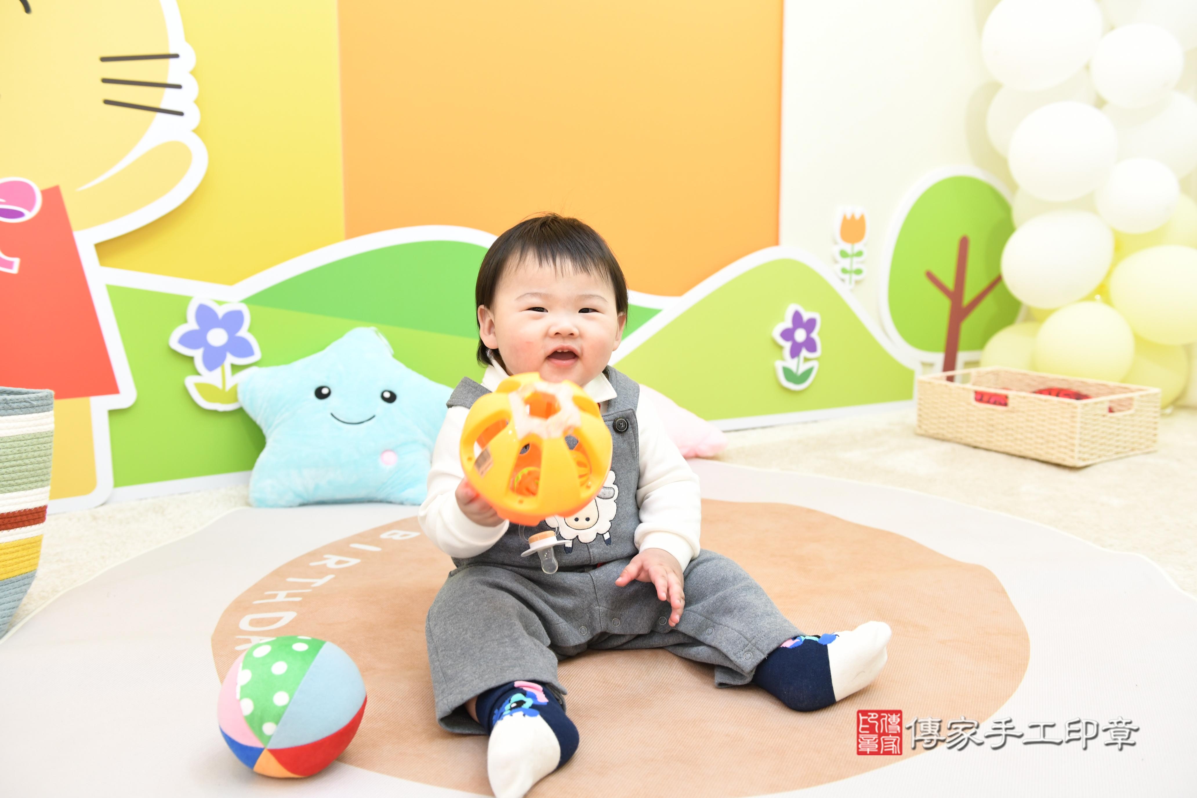 傳家手工印章台南店、抓周、度脺、美式風會場、傳家嬰兒古禮、吉祥話、抓周道具物品24種、拍照。抓周證書。寶寶抓周、滿周歲、生日快樂、祝福