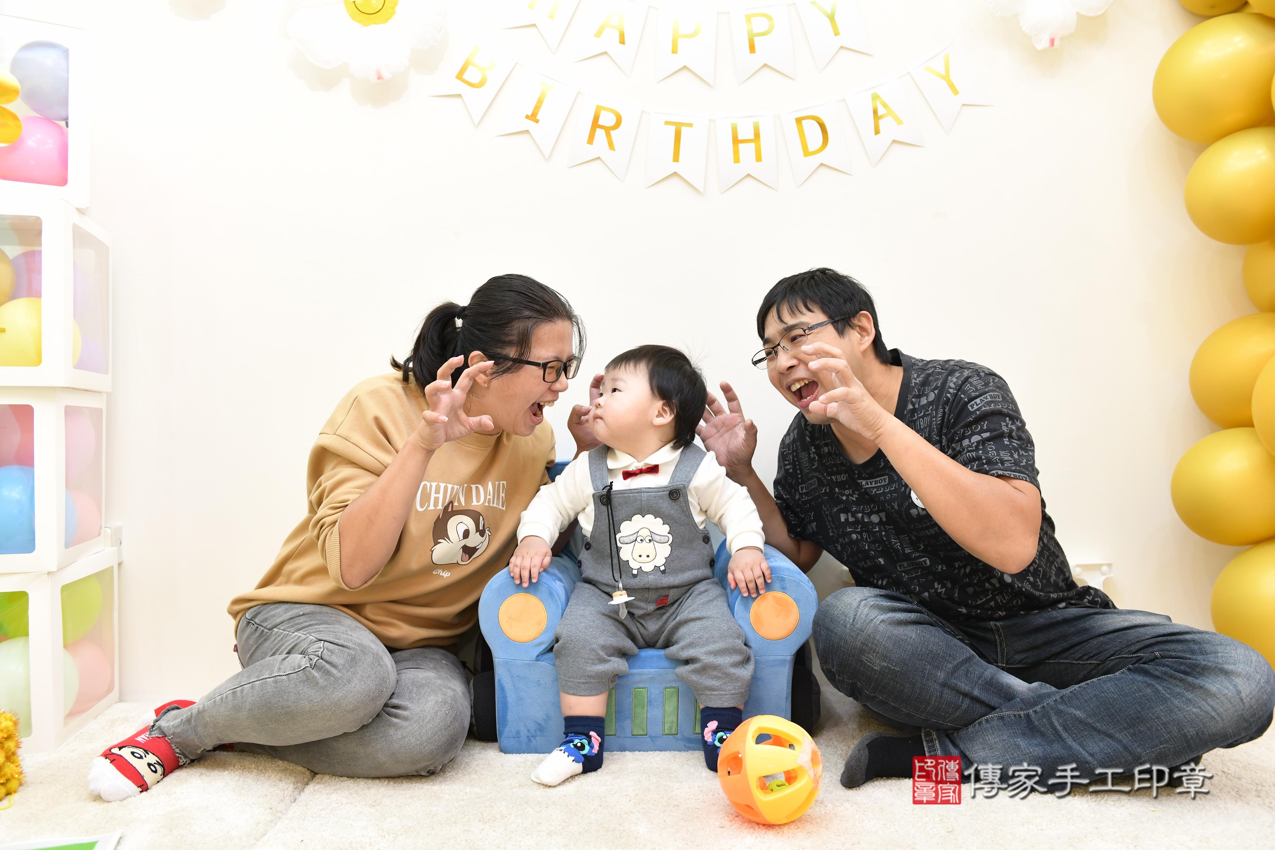 傳家手工印章台南店、抓周、度脺、美式風會場、傳家嬰兒古禮、吉祥話、抓周道具物品24種、拍照。抓周證書。寶寶抓周、滿周歲、生日快樂、祝福