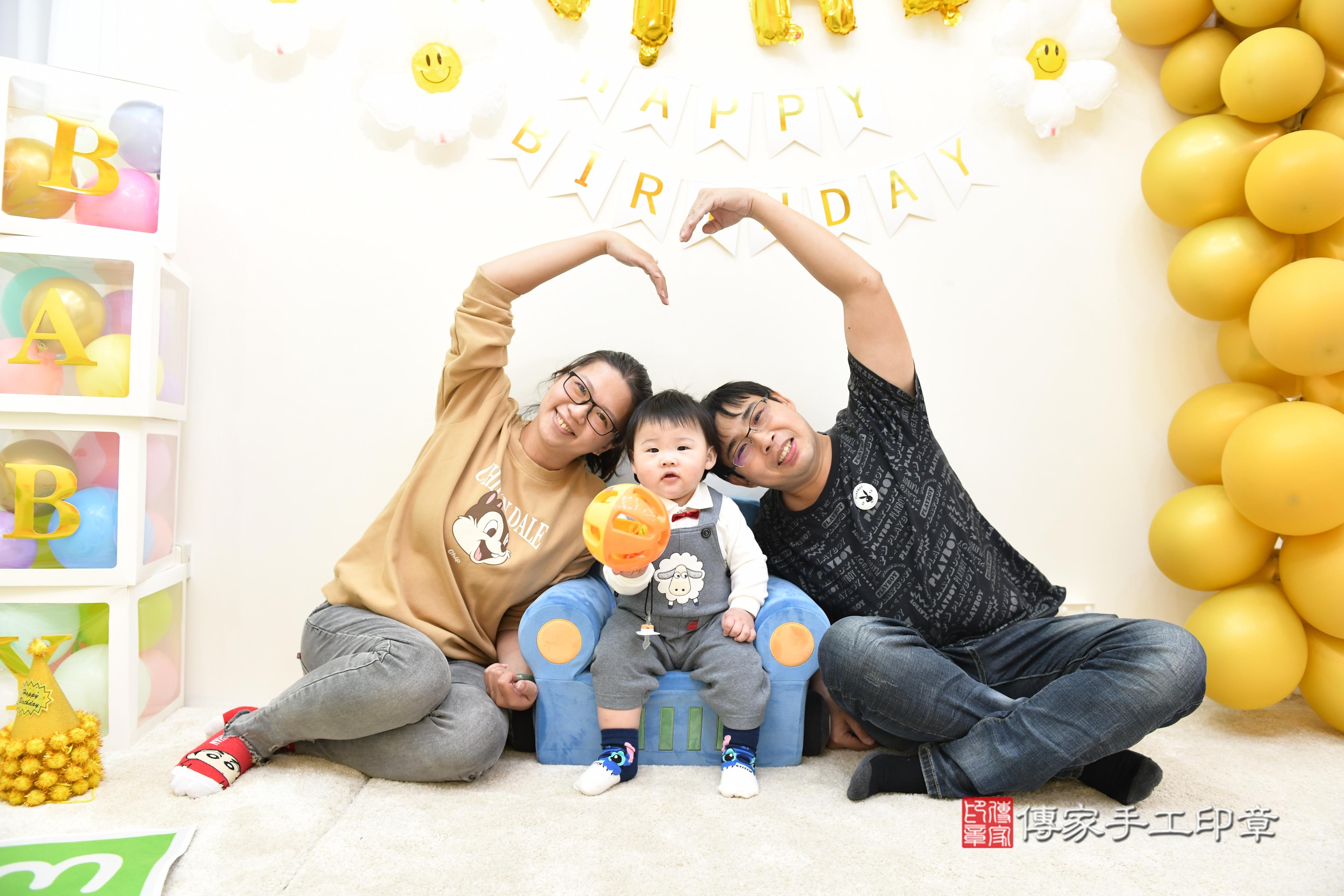 傳家手工印章台南店、抓周、度脺、美式風會場、傳家嬰兒古禮、吉祥話、抓周道具物品24種、拍照。抓周證書。寶寶抓周、滿周歲、生日快樂、祝福