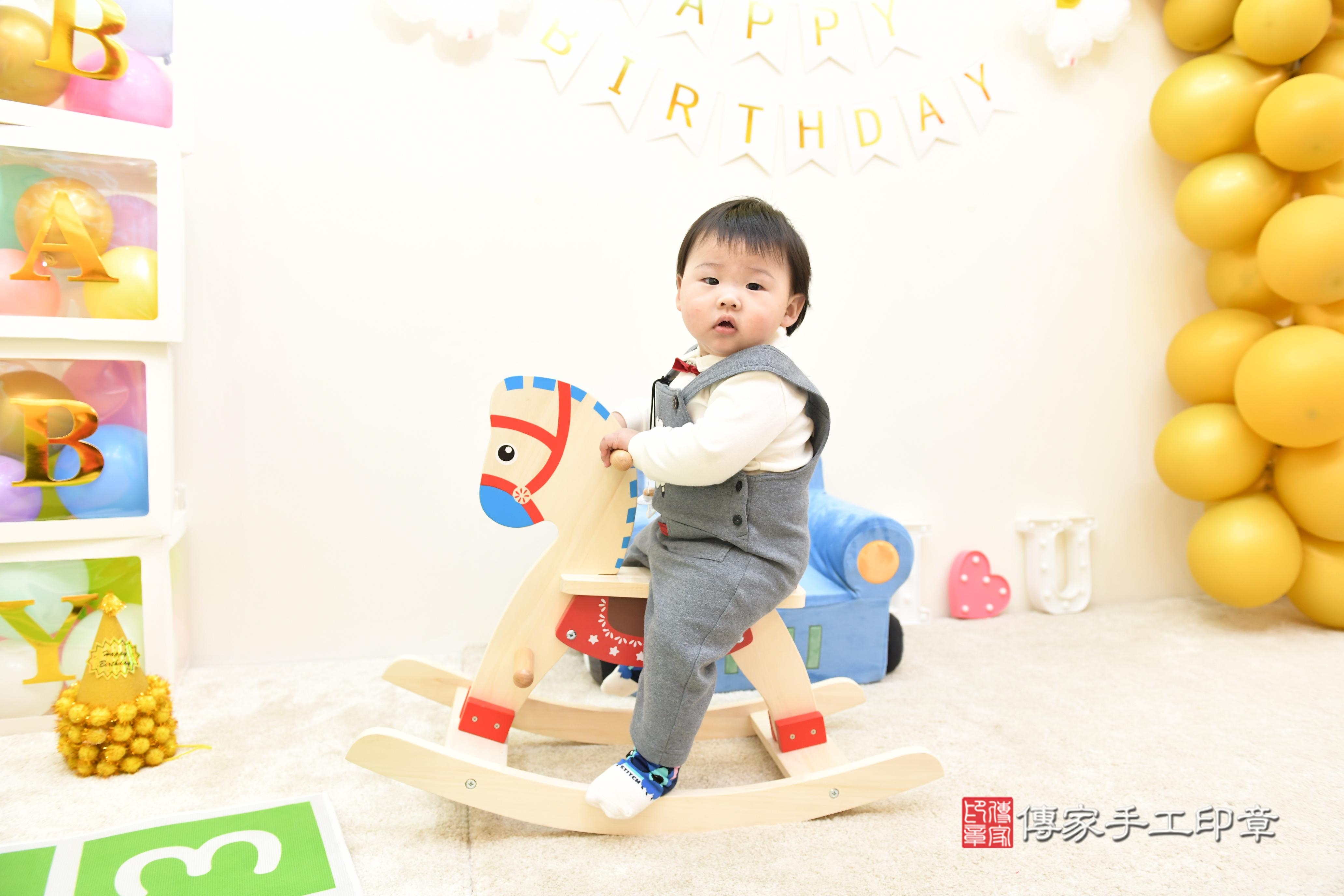 傳家手工印章台南店、抓周、度脺、美式風會場、傳家嬰兒古禮、吉祥話、抓周道具物品24種、拍照。抓周證書。寶寶抓周、滿周歲、生日快樂、祝福