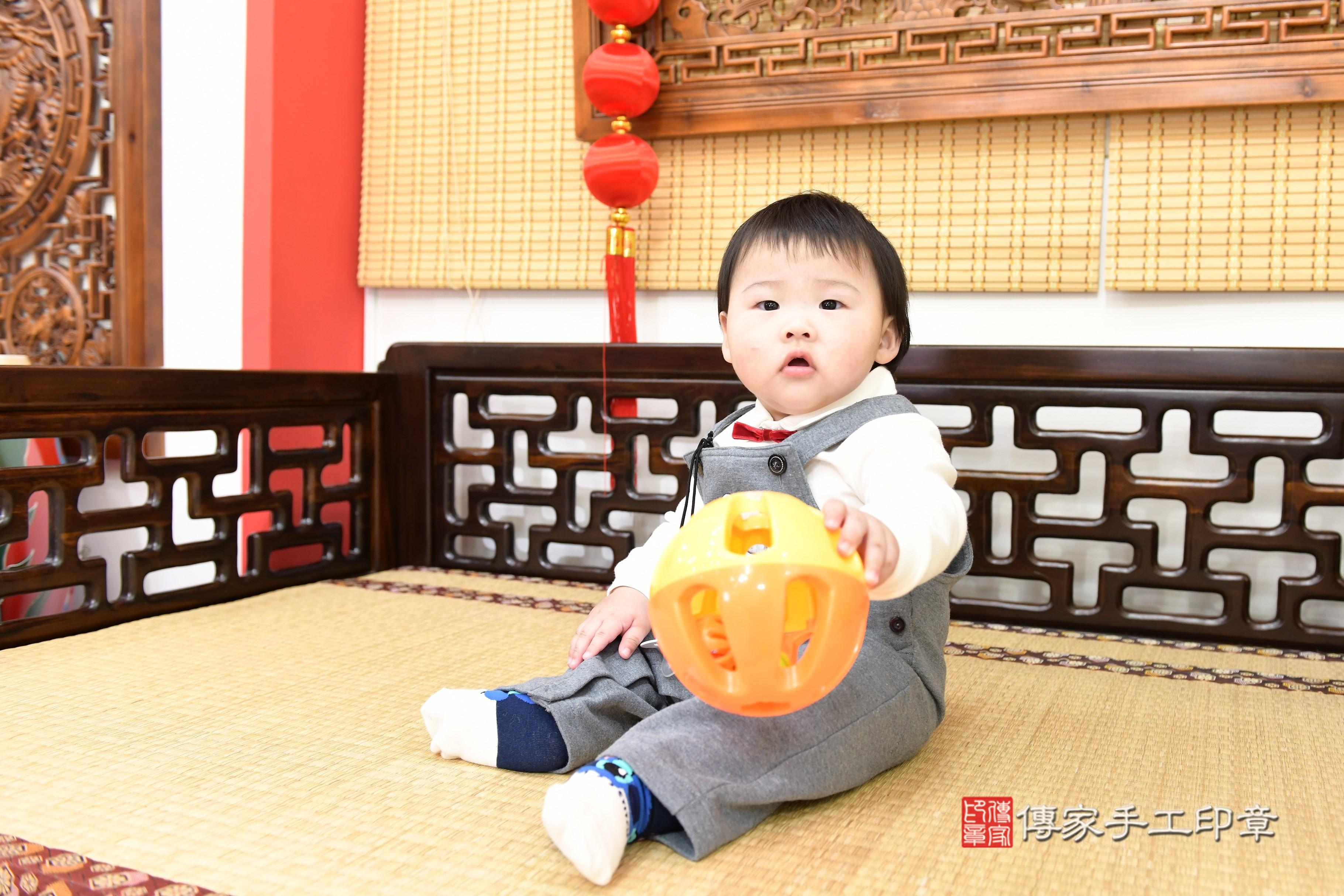 傳家手工印章台南店、抓周、度脺、美式風會場、傳家嬰兒古禮、吉祥話、抓周道具物品24種、拍照。抓周證書。寶寶抓周、滿周歲、生日快樂、祝福