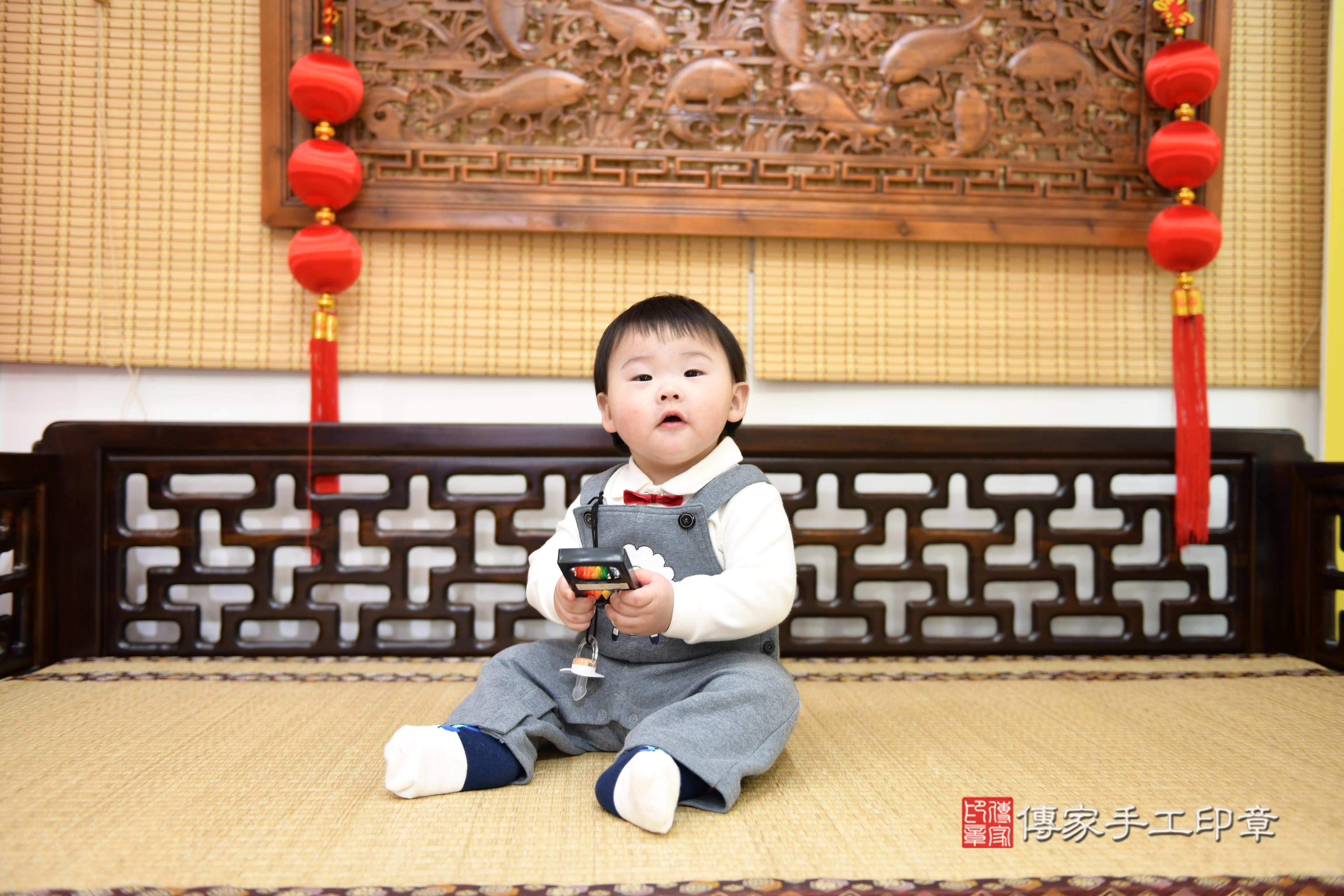 傳家手工印章台南店、抓周、度脺、美式風會場、傳家嬰兒古禮、吉祥話、抓周道具物品24種、拍照。抓周證書。寶寶抓周、滿周歲、生日快樂、祝福