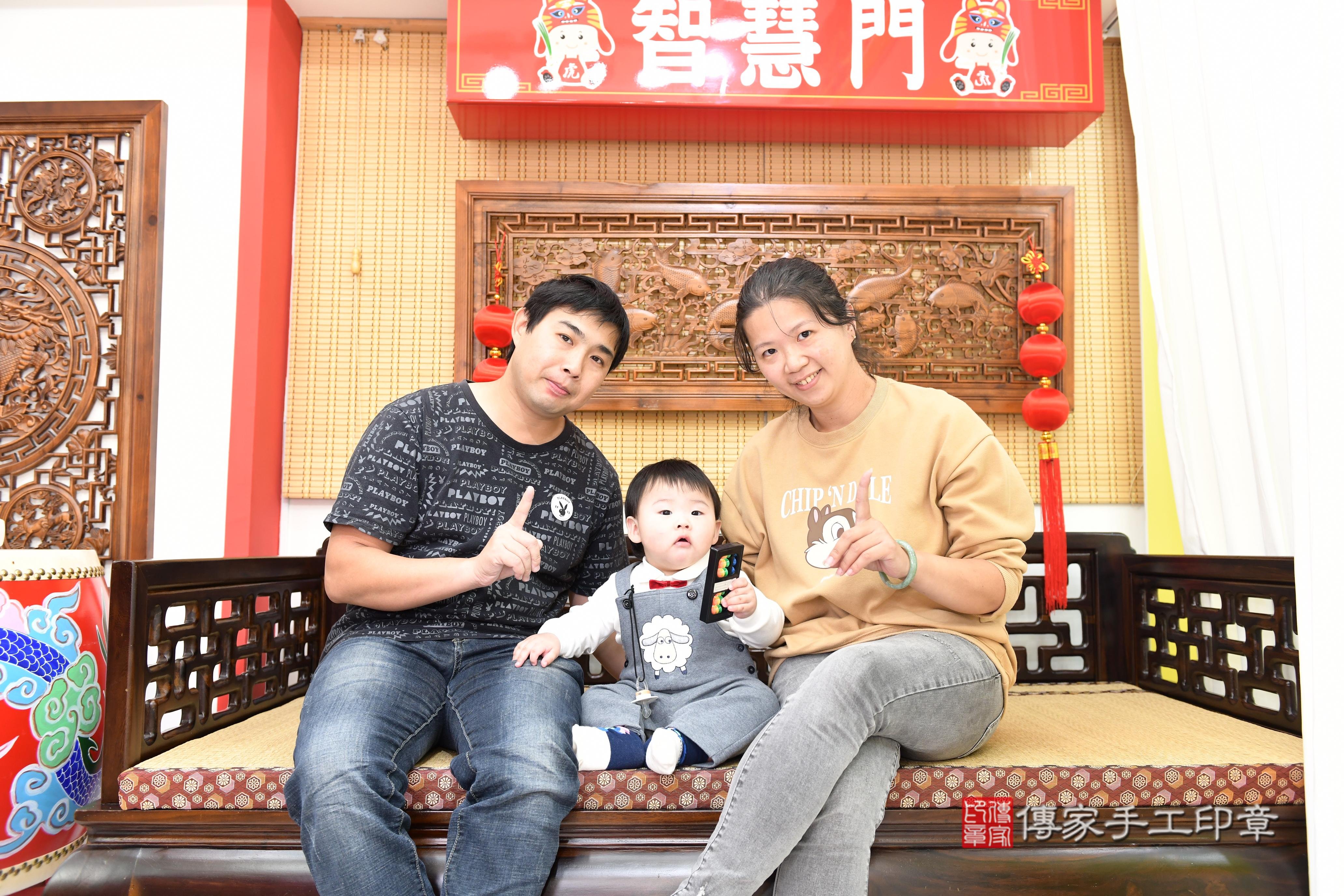 傳家手工印章台南店、抓周、度脺、美式風會場、傳家嬰兒古禮、吉祥話、抓周道具物品24種、拍照。抓周證書。寶寶抓周、滿周歲、生日快樂、祝福