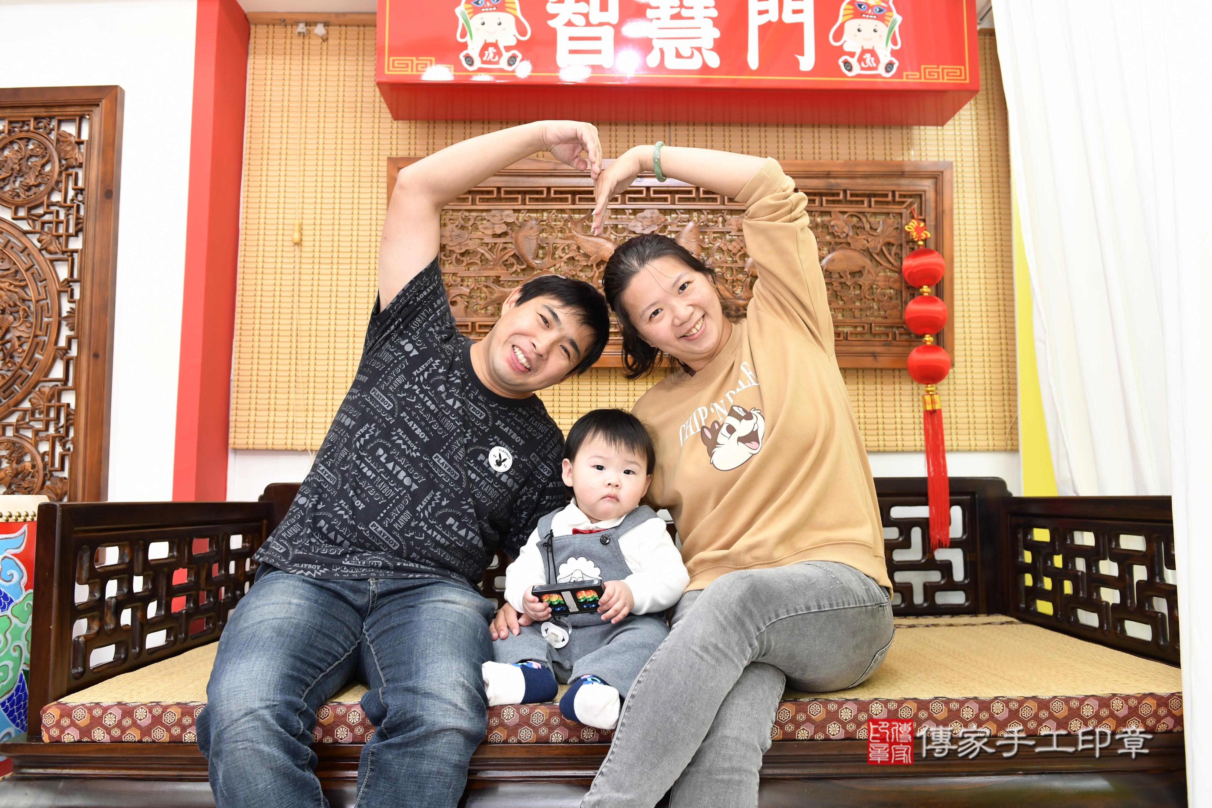 傳家手工印章台南店、抓周、度脺、美式風會場、傳家嬰兒古禮、吉祥話、抓周道具物品24種、拍照。抓周證書。寶寶抓周、滿周歲、生日快樂、祝福