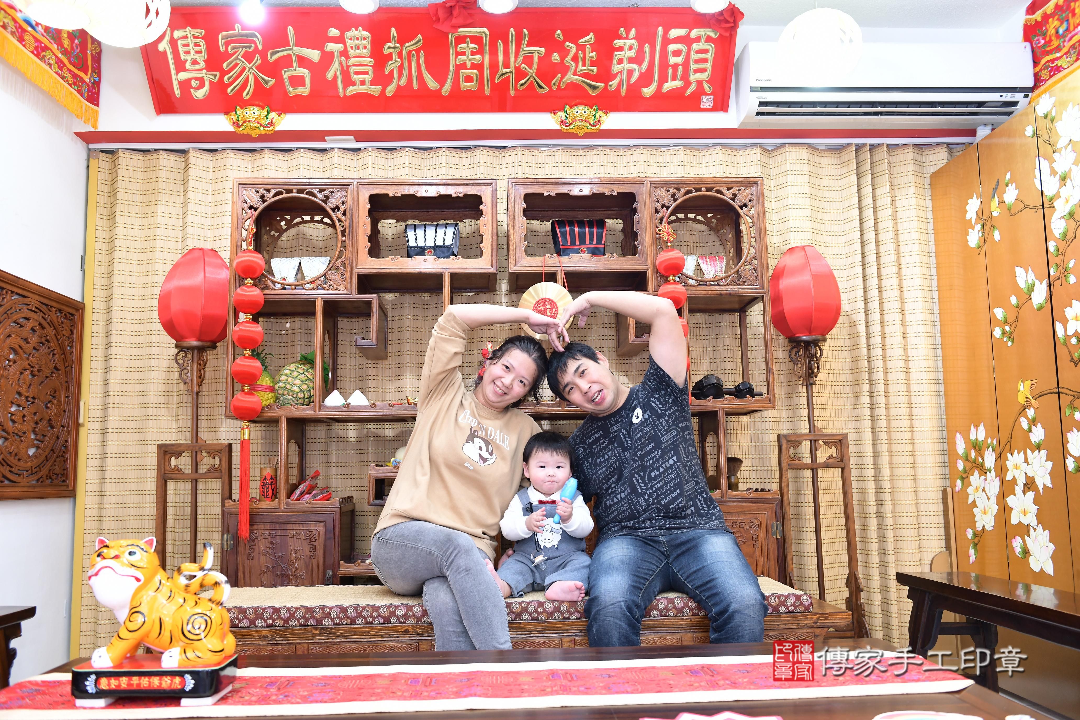 傳家手工印章台南店、抓周、度脺、美式風會場、傳家嬰兒古禮、吉祥話、抓周道具物品24種、拍照。抓周證書。寶寶抓周、滿周歲、生日快樂、祝福