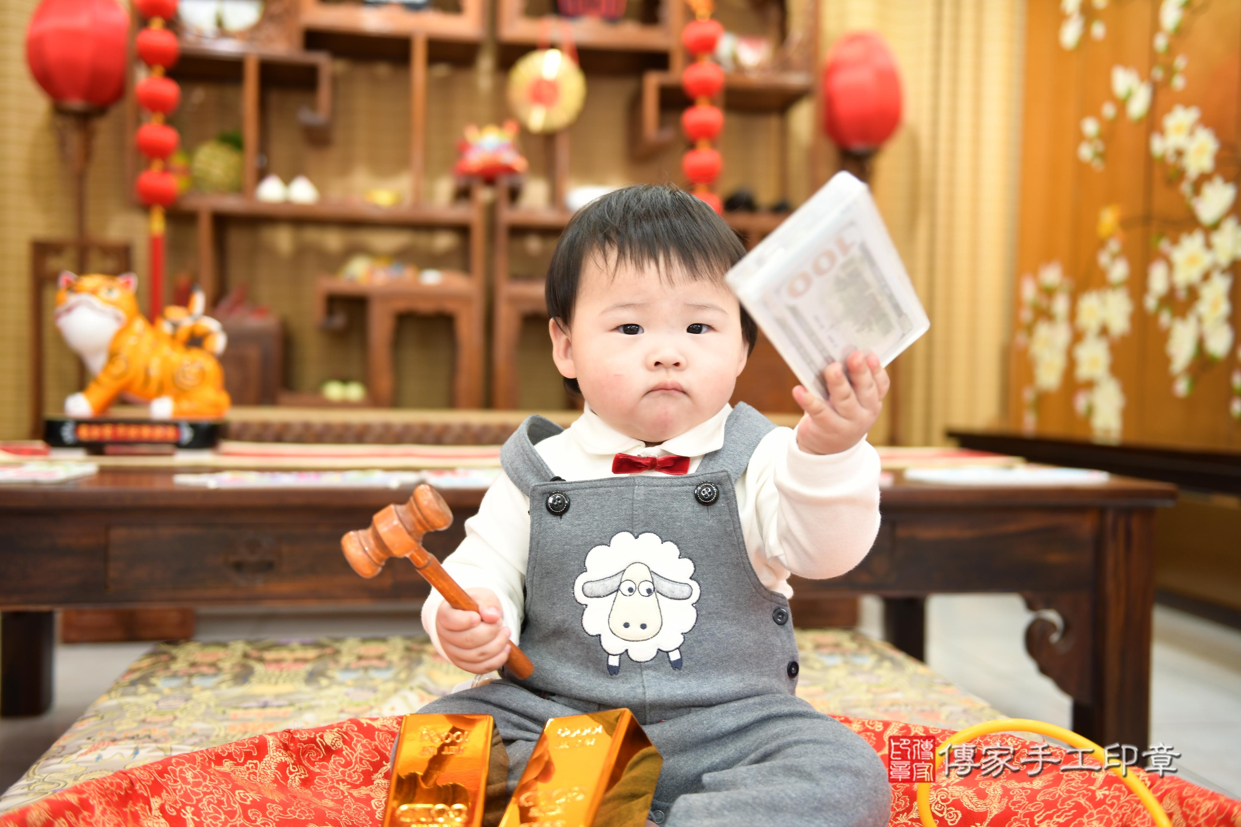 傳家手工印章台南店、抓周、度脺、美式風會場、傳家嬰兒古禮、吉祥話、抓周道具物品24種、拍照。抓周證書。寶寶抓周、滿周歲、生日快樂、祝福